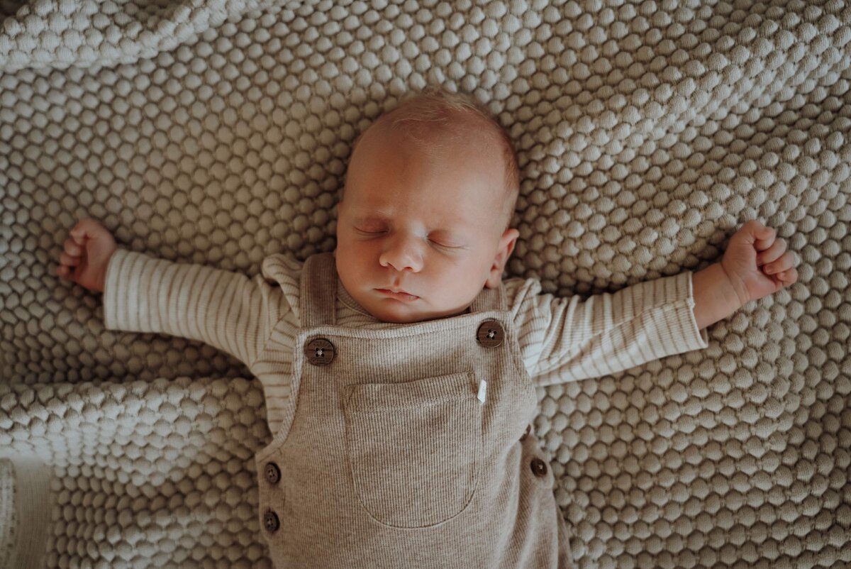 Newborn fotograaf limburg, Newborn fotograaf, Newborn fotograaf haelen, Newborn fotograaf roermond, Newborn fotograaf leudal, Newbornshoot haelen, Newborn shoot leudal, Newborn shoot roermond, Newborn fotografie in de buurt van haelen