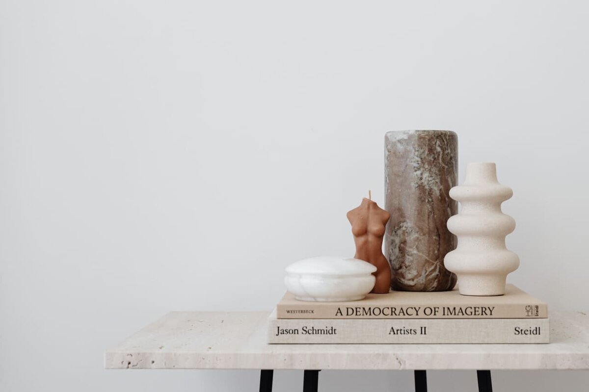 kaboompics_Candle - marble vase - alabaster
