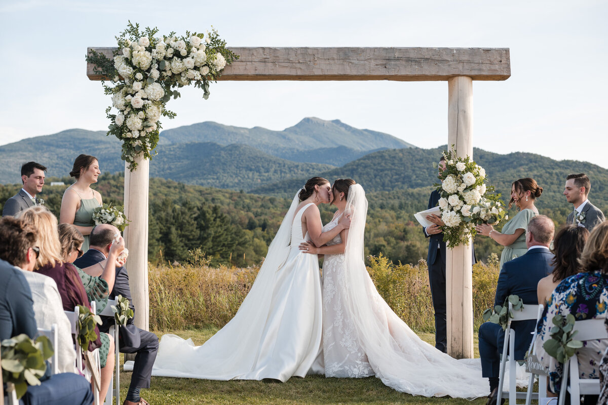 Vermont Wedding at The Barn at Smugglers Notch - Illume Studios (8)