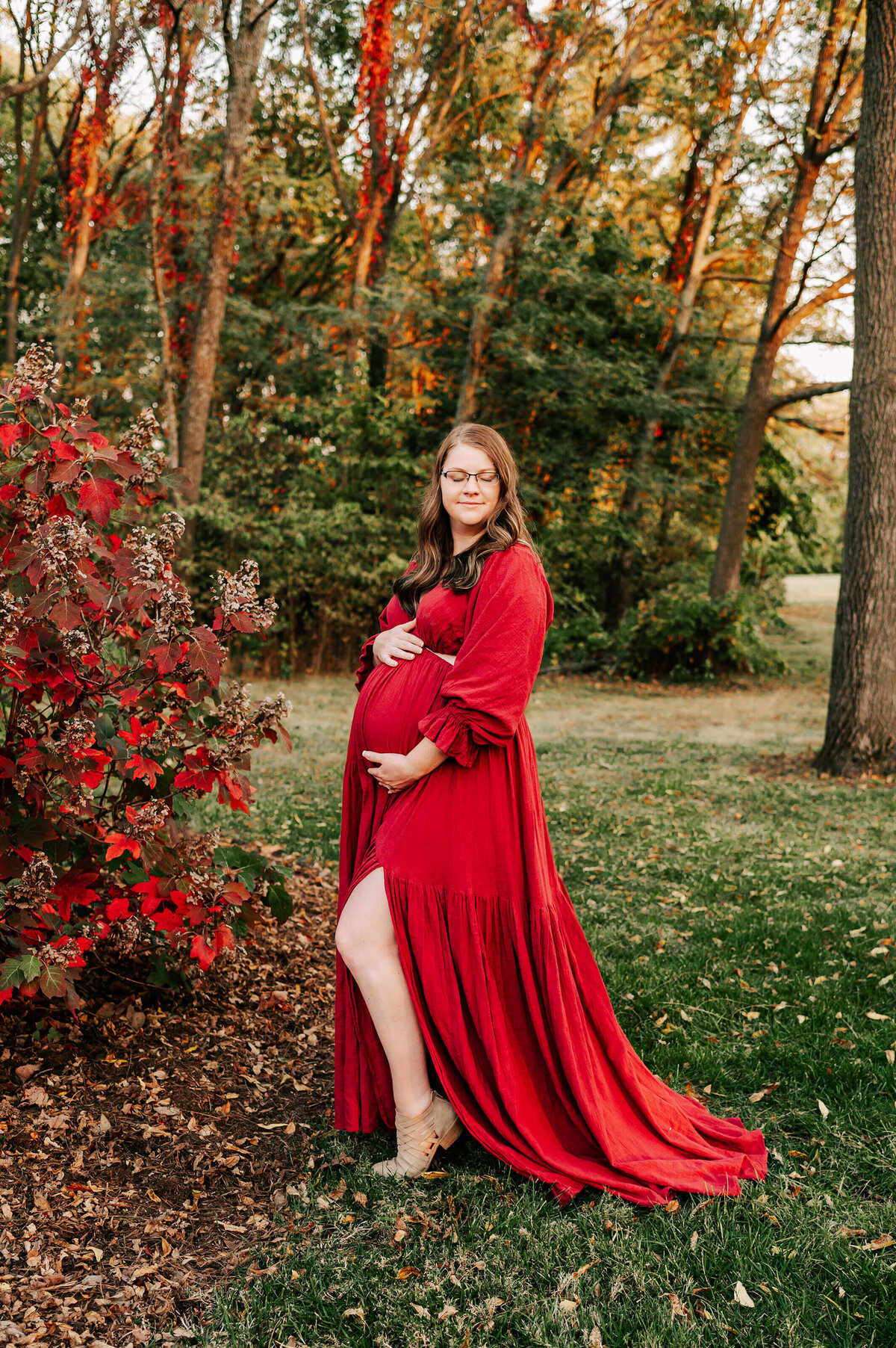 maternity pictures in Springfield MO of pregnant mom holding baby bump