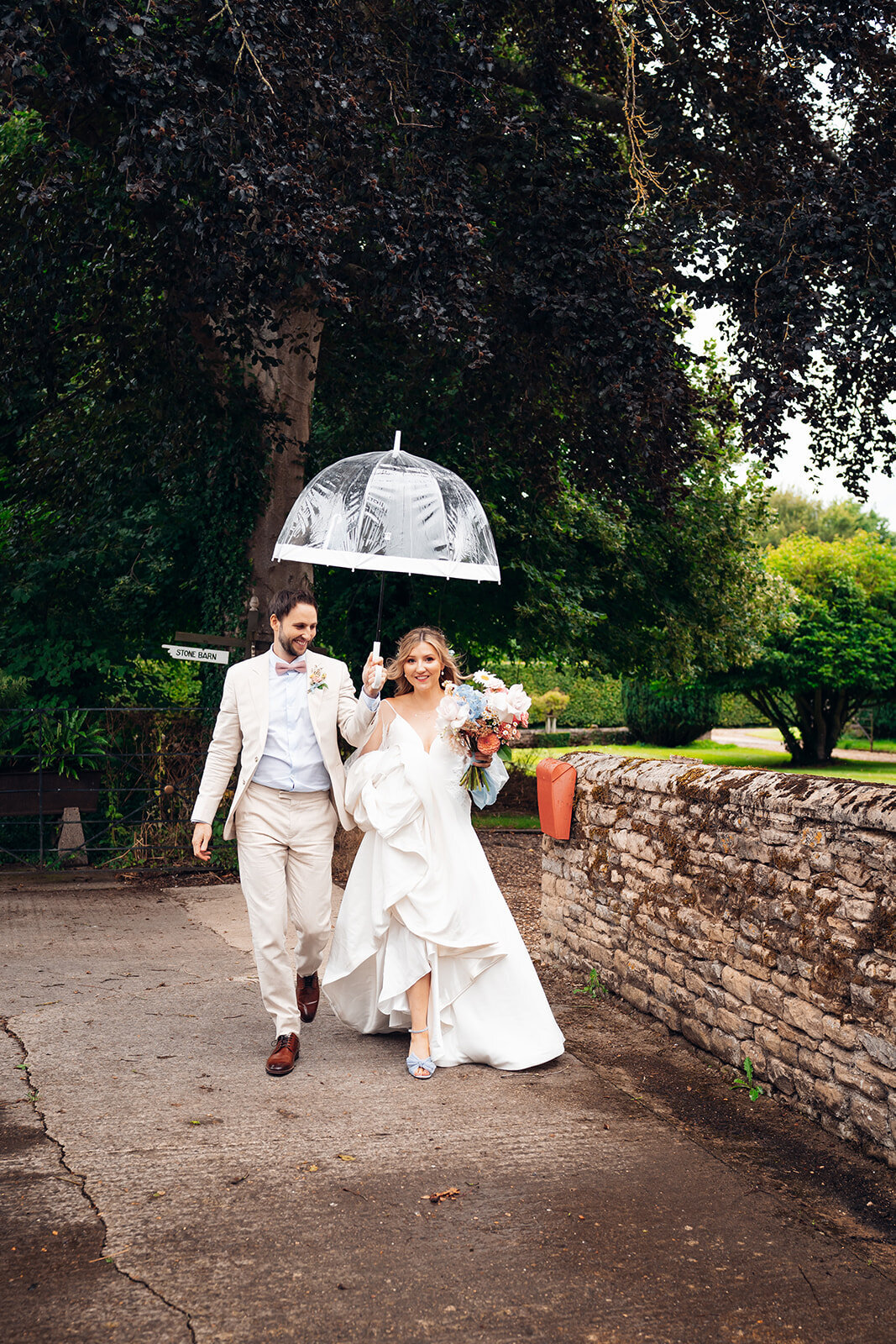 cotswold-church-wedding-confetti-photographs