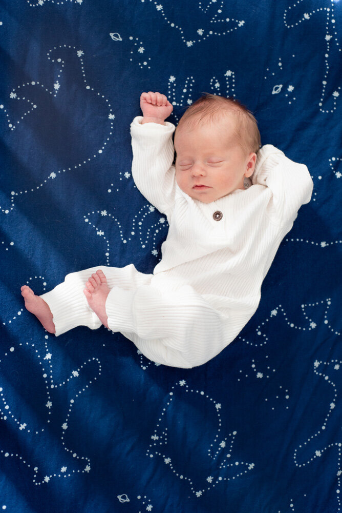 highlands-ranch-new-baby-in-home-session-crib-stars