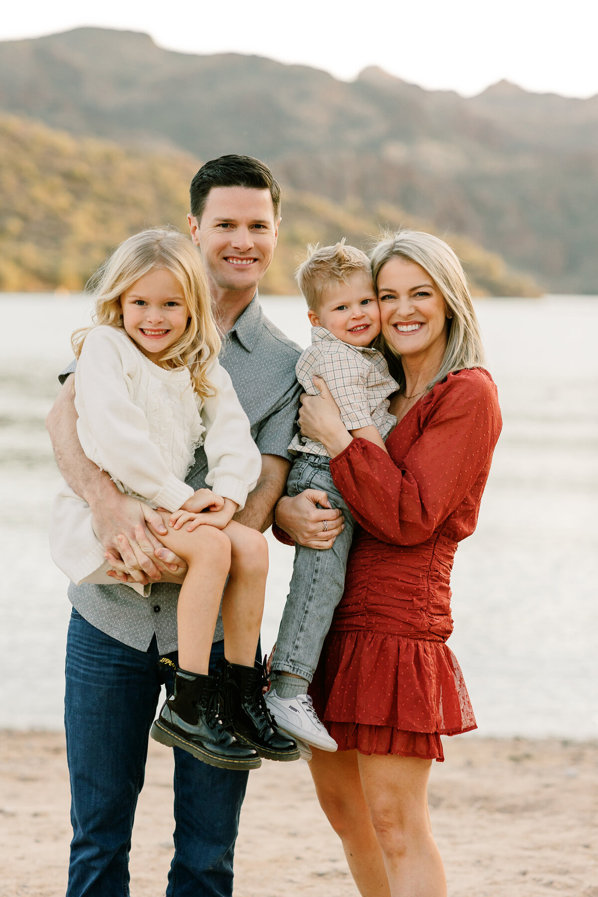 Jaclyn Castellanos specializes in Family Sessions in Phoenix, Chandler, Mesa, Gilbert,Arizona