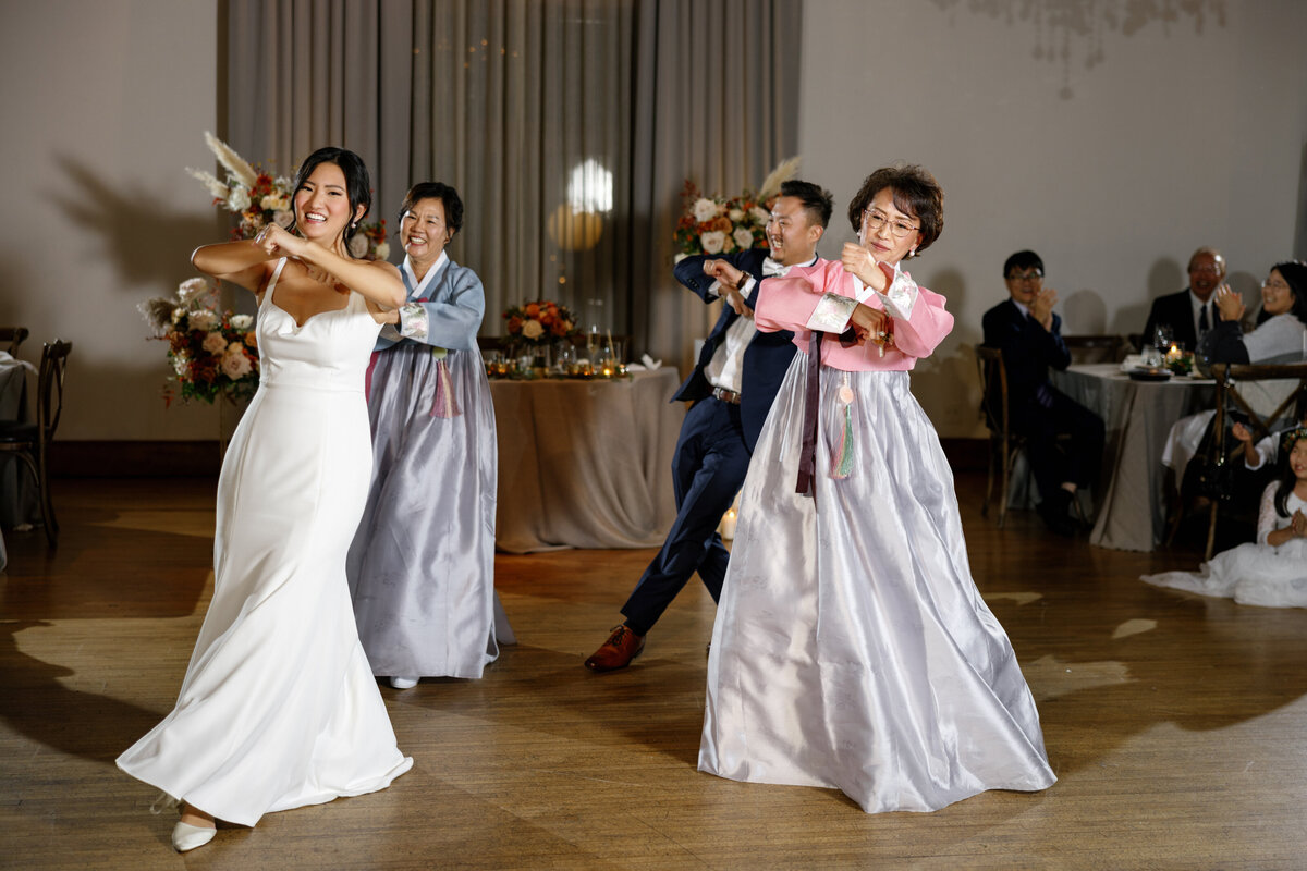 Aspen-Avenue-Chicago-Wedding-Photographer-Ivy-Room-Korean-Elegant-Modern-Romantic-Timeless-Jenny-Yoo-Elegant-Event-Lighting-City-True-To-Color-Photojournalism-135