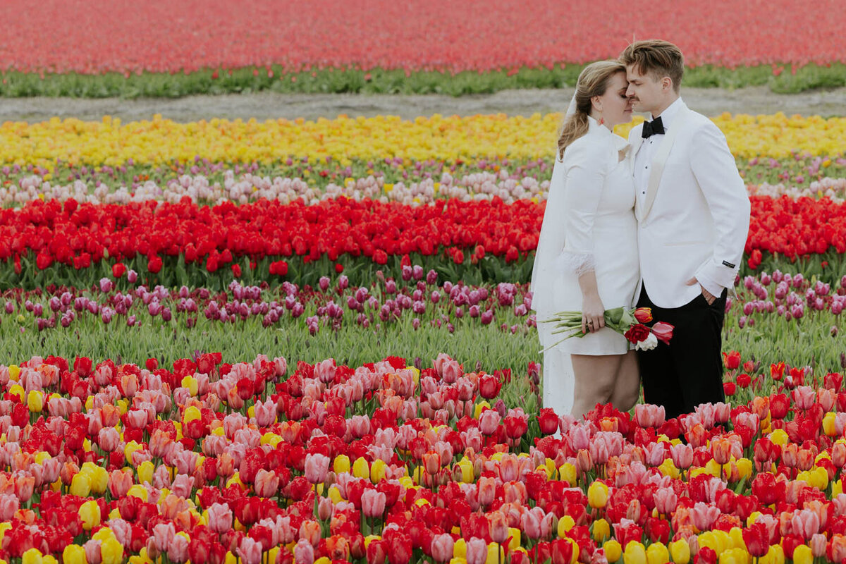 elopement-amsterdam-with-tulips
