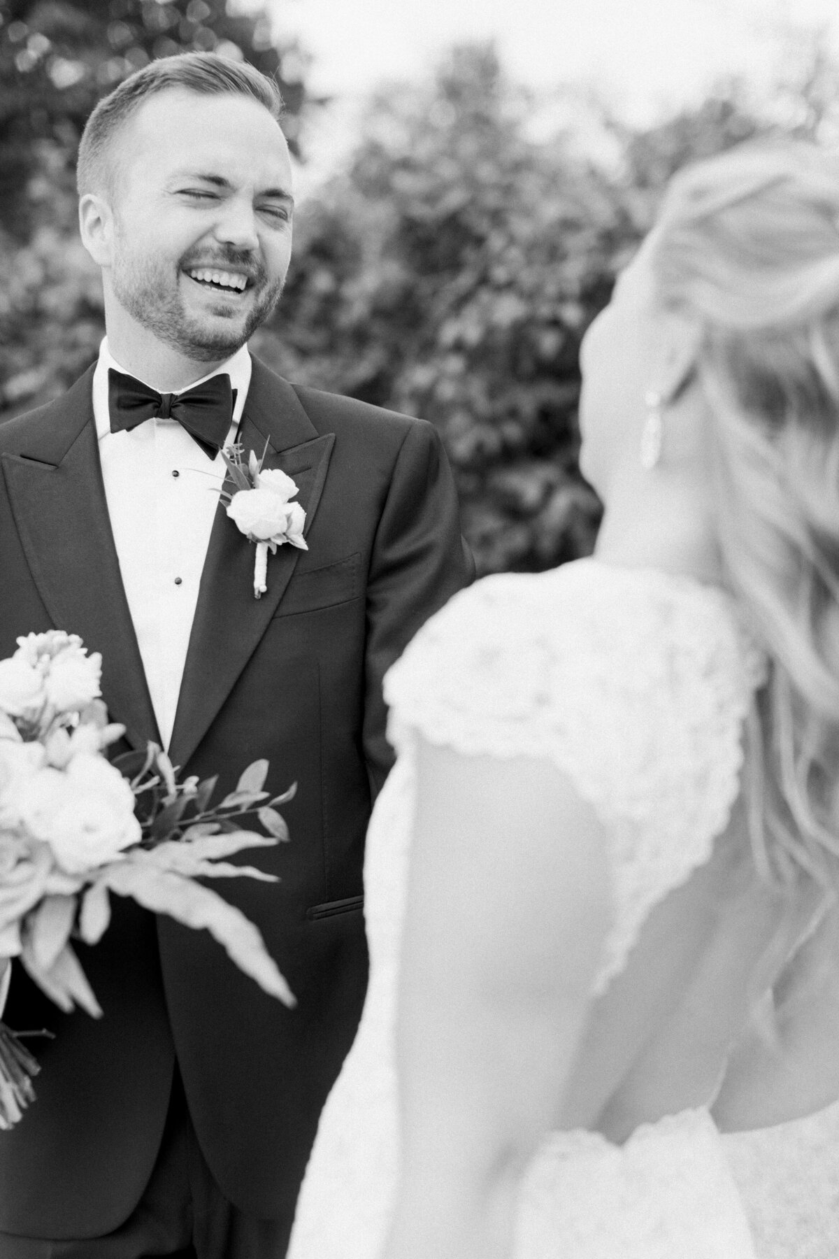 Brudgum skrattar mot bruden vid Schenströmska