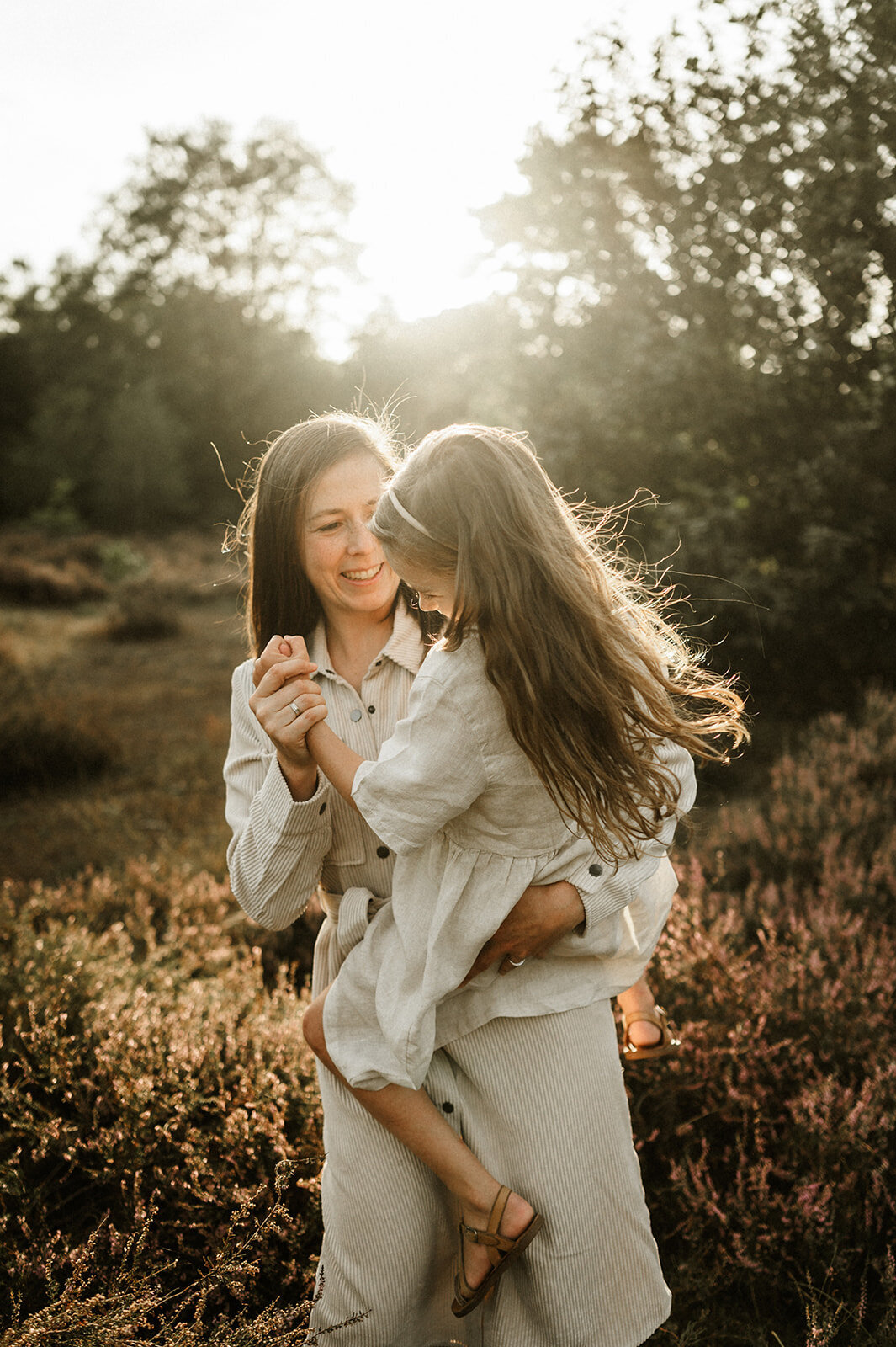 Gezinsfotografie in Nijlen tijdens golden hour – pure, spontane momenten vastgelegd in de heide.