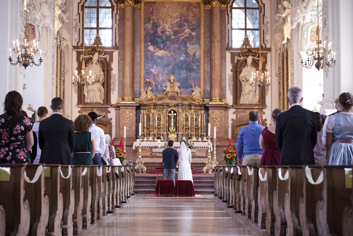 Hochzeitsgesellschaft in einer Kirche Basilika Benediktbeuern