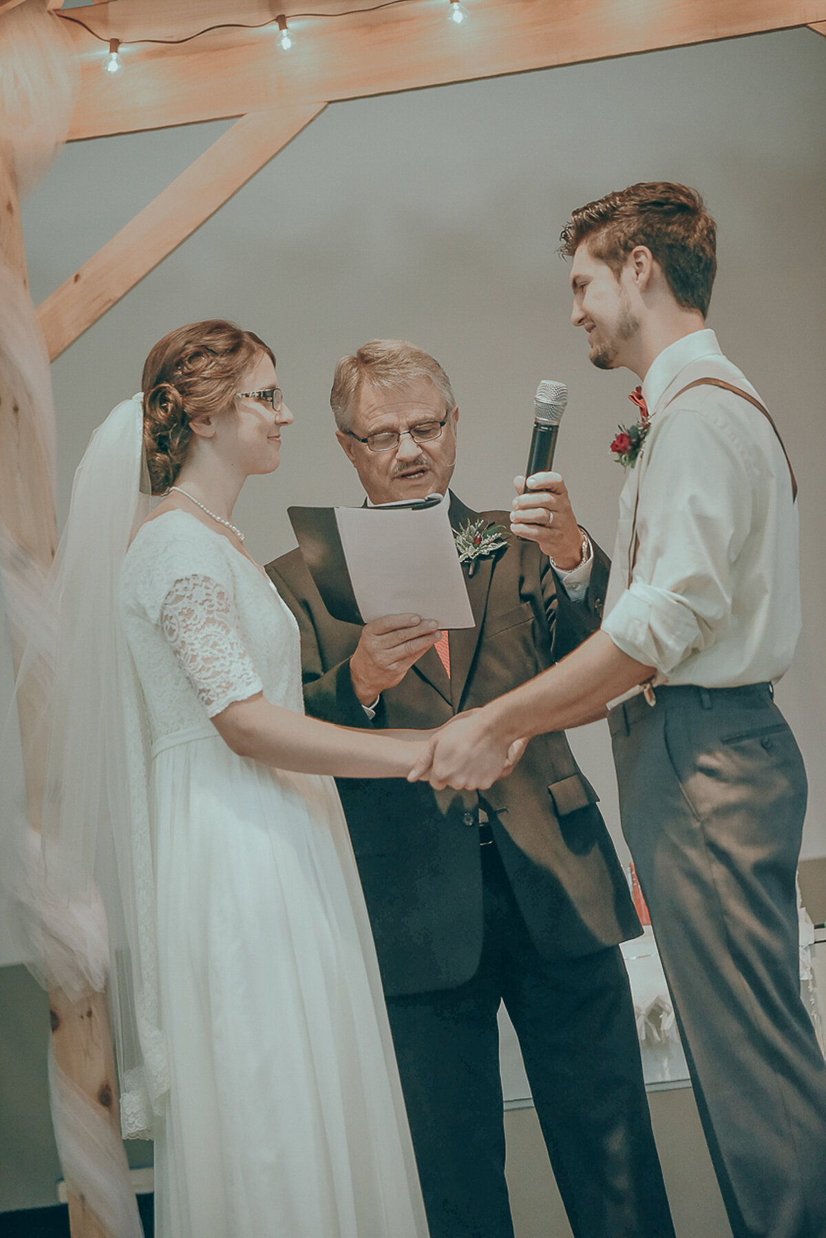 wedding ceremony | Iowa wedding photographer | Iowa Photographer | Playlife | Cedar Rapids | Iowa City | Kalona | Alaynna Ann Schwartz-77