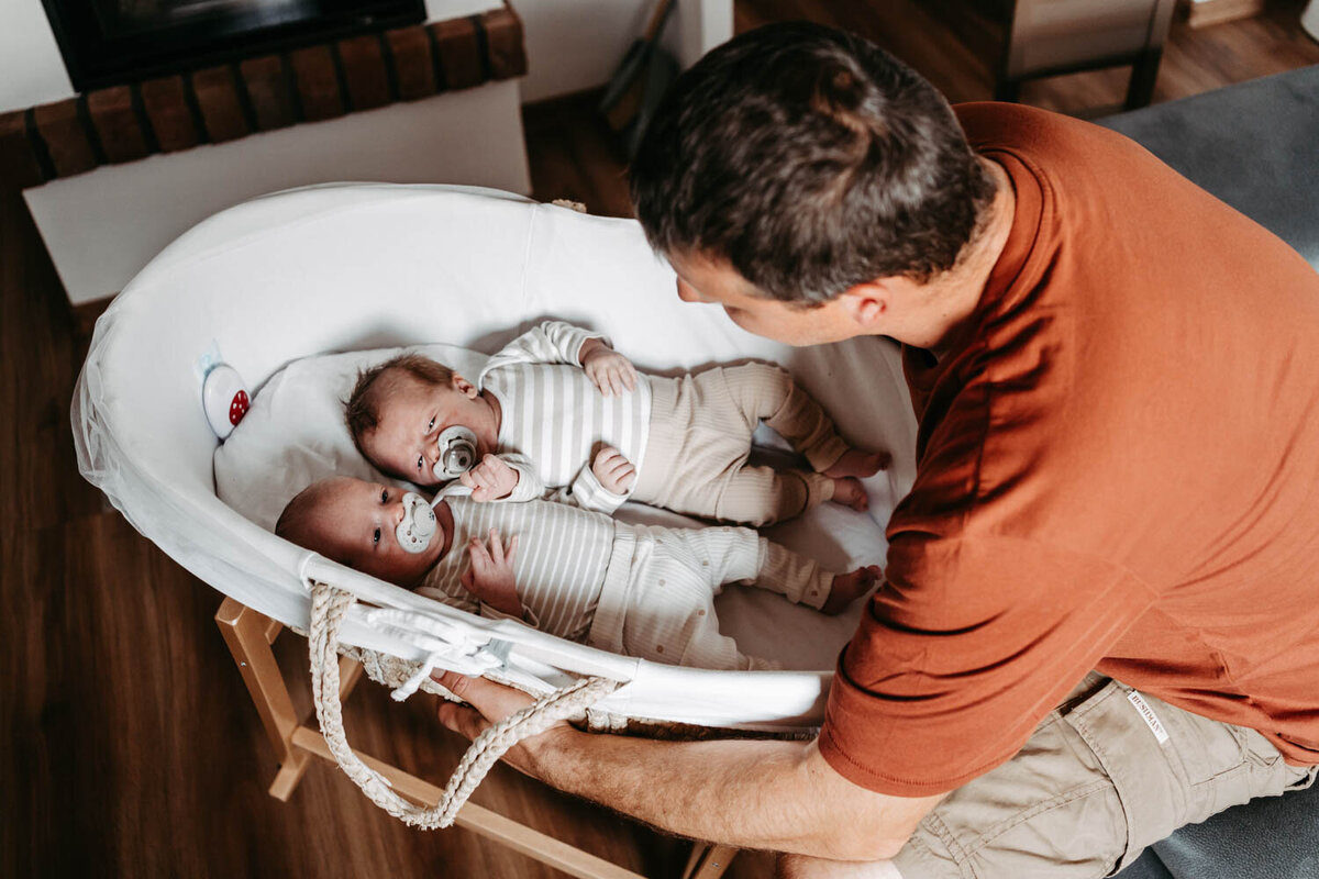 Lifestyle-newborn-foceni-doma_rodinna-fotografka-Praha-vychod_Karolina-Ticha-59