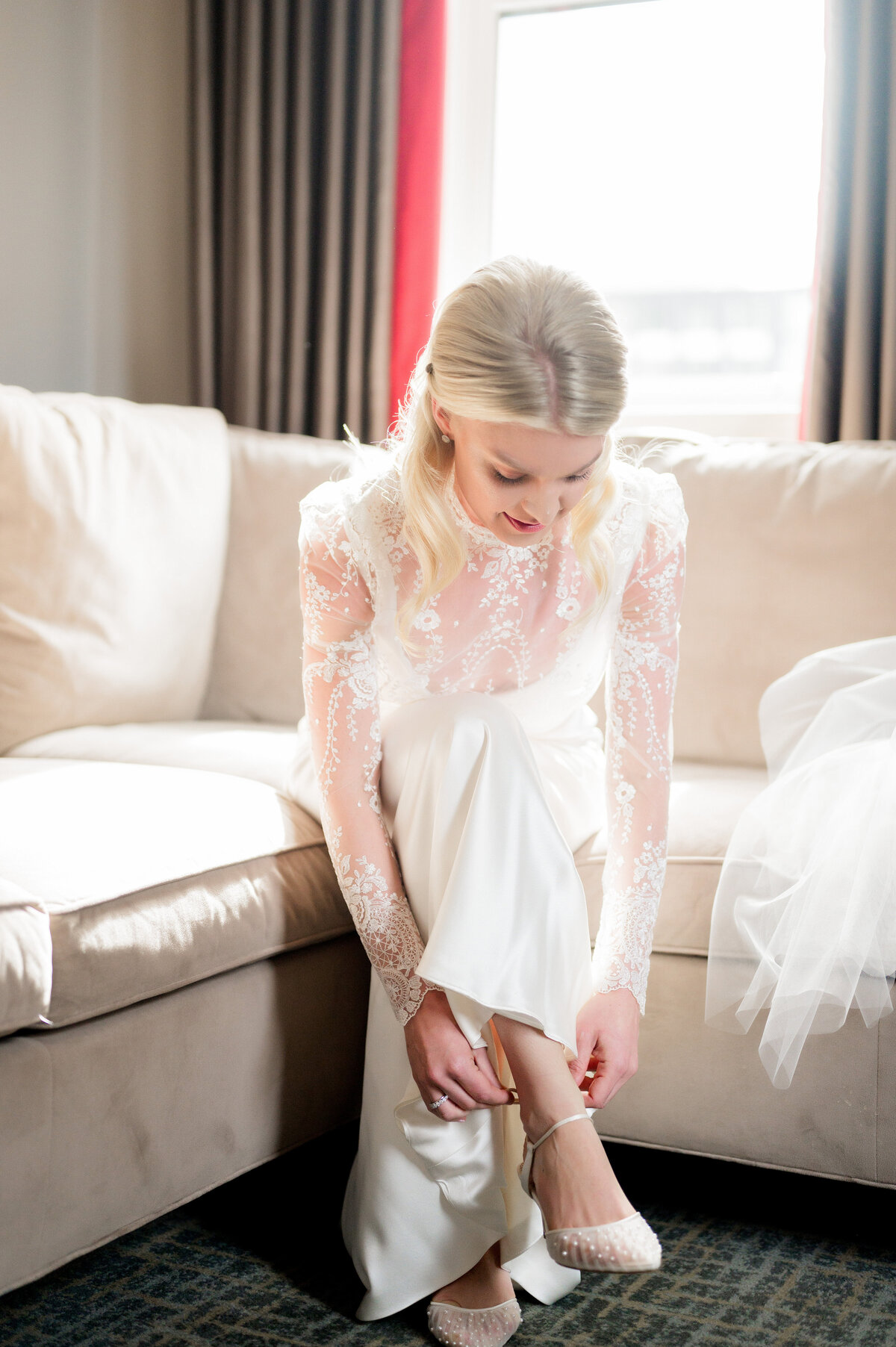 bride in suite at duquesne club