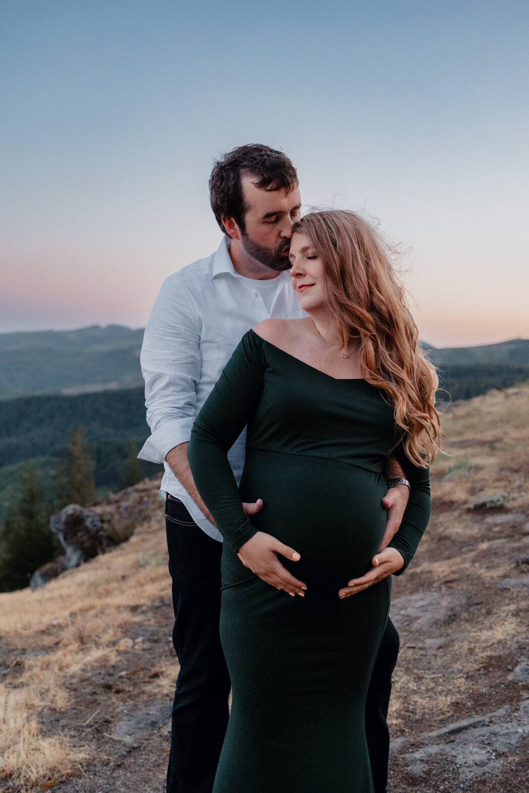 maternity photographer based in Eugene Oregon and serving Salem, Corvallis, Springfield, Cottage Grover, Albany, Newport, Yachats, Florence, Coos Bay, Reeds Port, and Roseburg Oregon