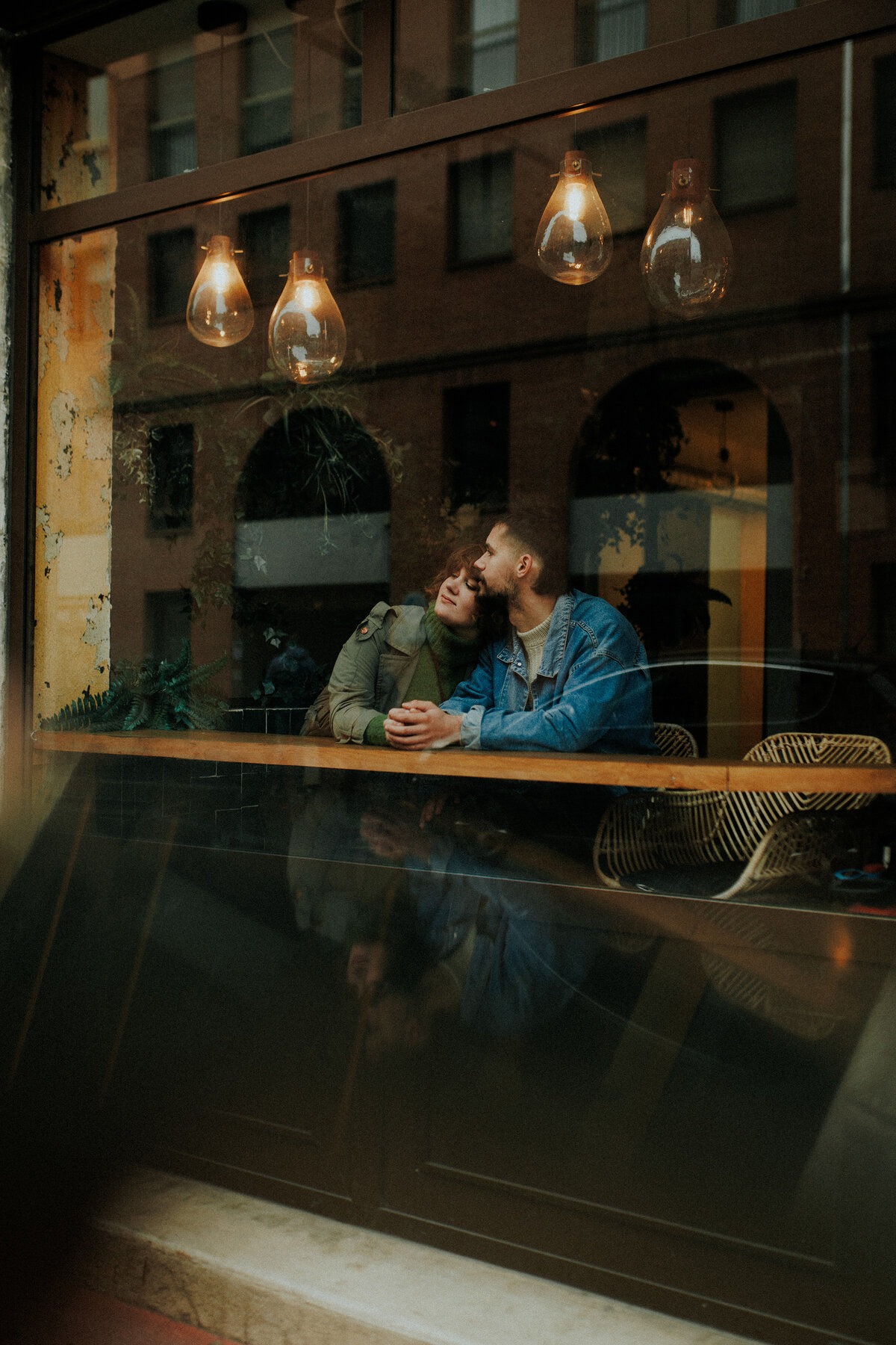 Léa et Nolan, Kamescop, assis derrière la vitrine d'un café vintage.