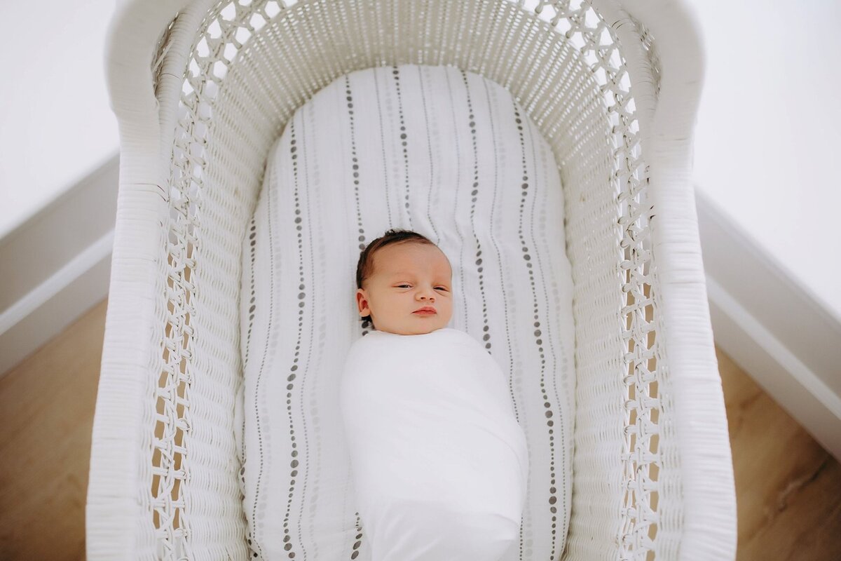 newborn-in-crib-lifestyle-photography-francesca-marchese-photography-9