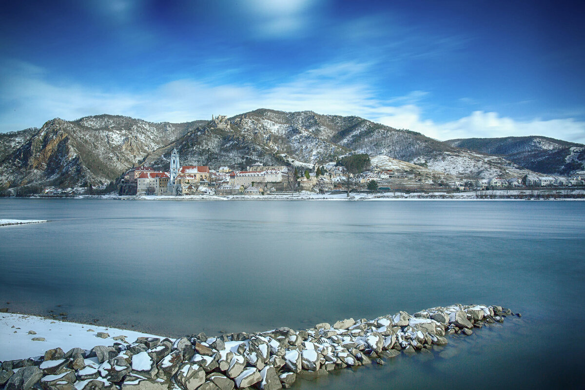 Winterliche Donaulandschaft bei Dürnstein in der Wachau – klare Komposition mit reduziertem Farbspiel, fotografiert vom Spezialisten für Alpenlandschaften Florian Schulte. Landschaftsfotografie mit Fokus auf besondere Lichtstimmungen.