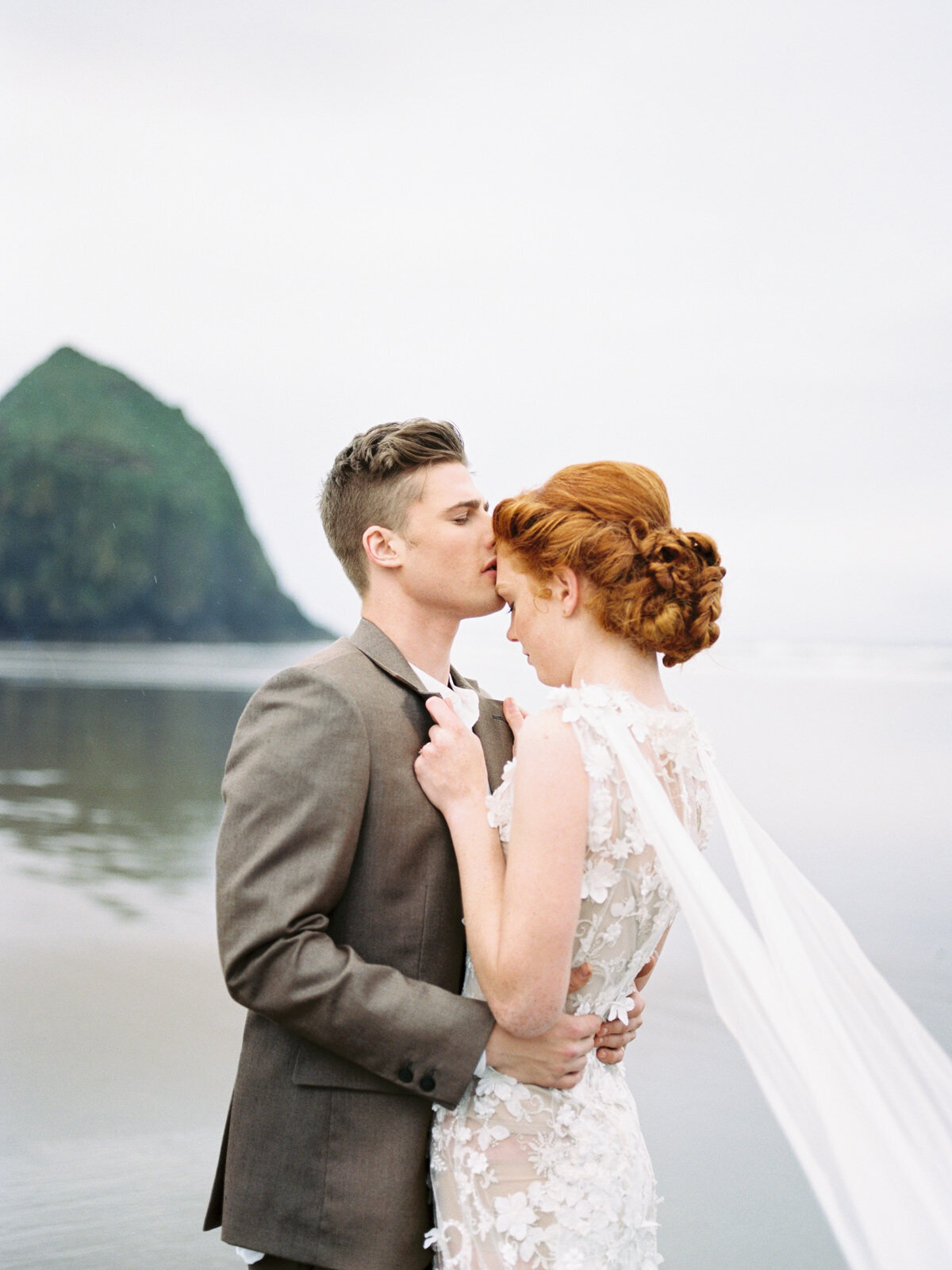 oregon-coast-canon-beach-wedding-couple-kassieanaphotography.com