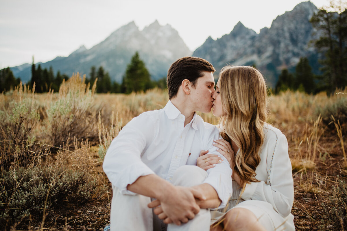 Photographers Jackson Hole capture man and woman kissing
