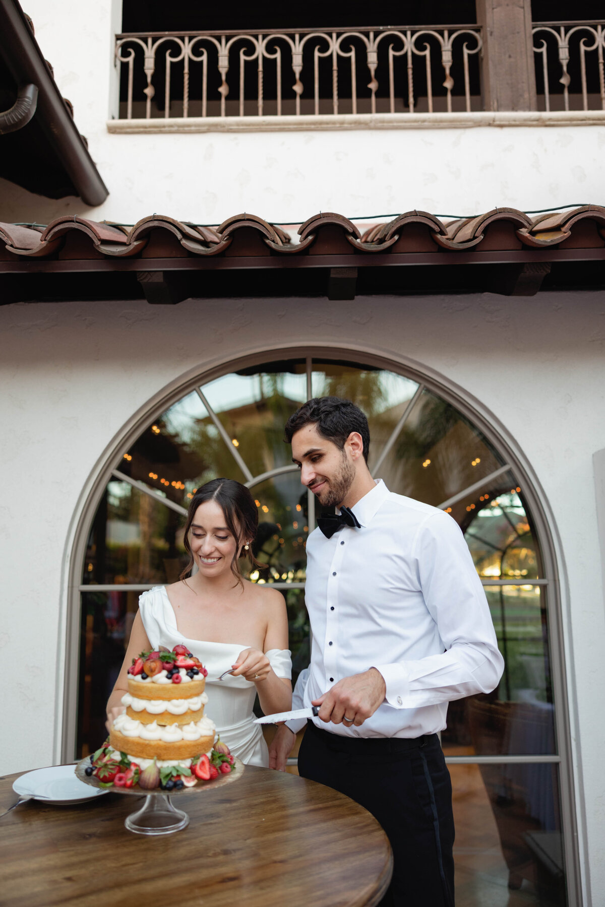 Sweet cake-cutting moment by Puerto Rico destination wedding photographer

