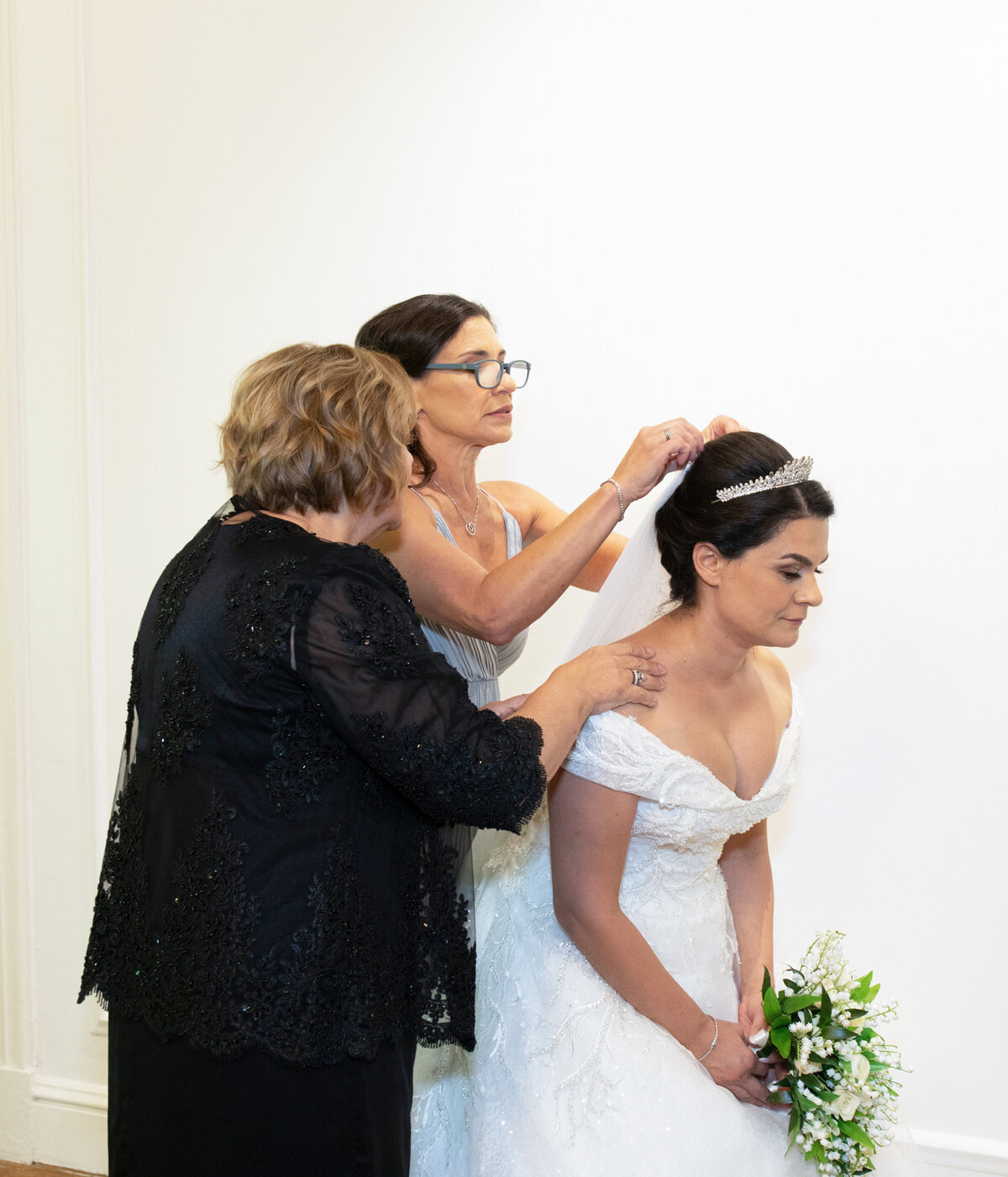 mother-and-bridesmaid-putting-on-veil-callanwolde-wedding-prep