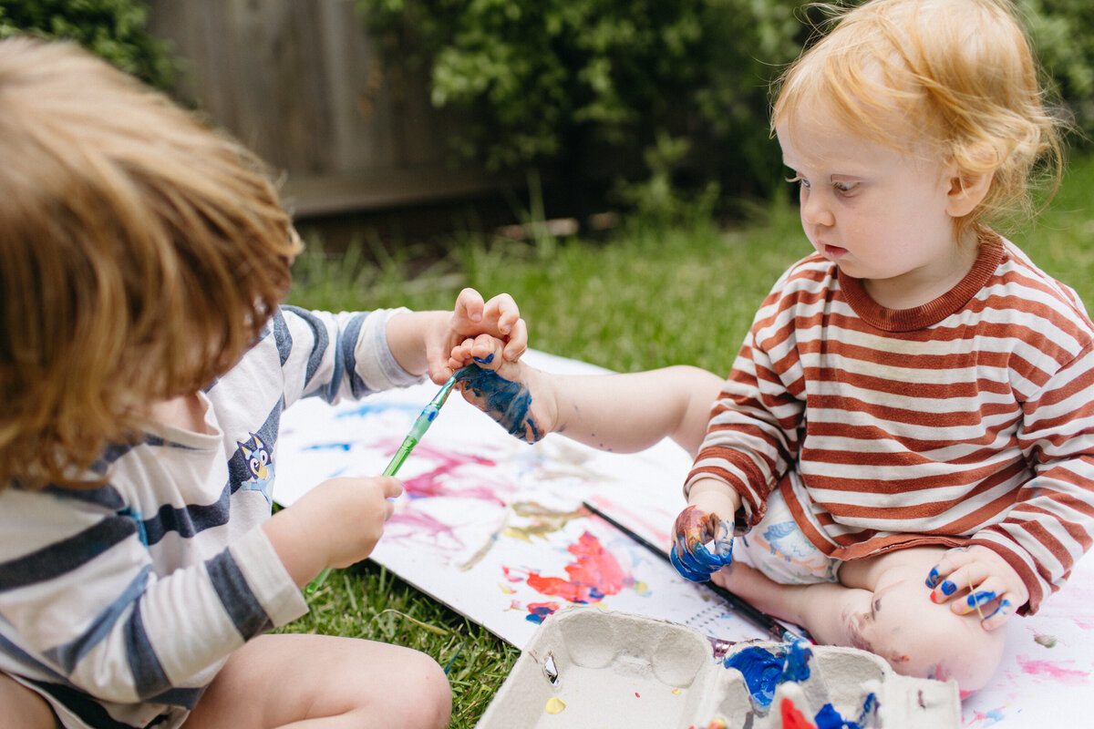 Bobby-dazzler-photography-for-mess-makers-toddlers-painting-in-backyard-3