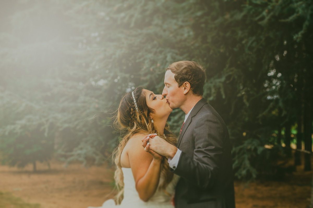 Best Wedding Photography in Portalnd Oregon | Bride and groom kissing outside | Susie Moreno Photography
