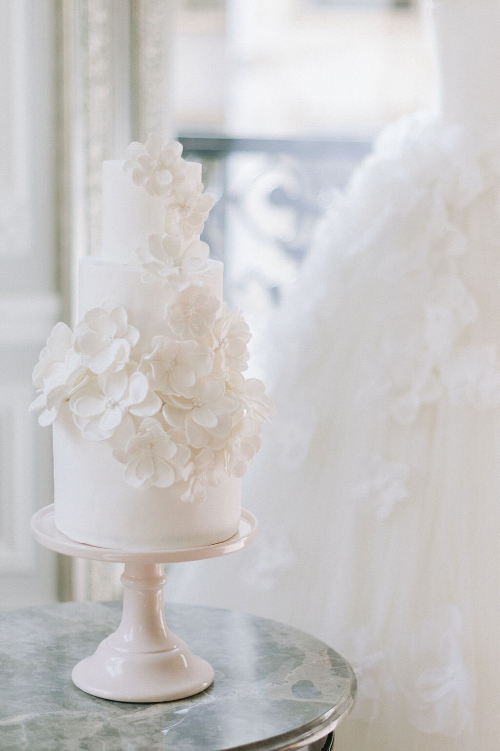 white-wedding-cake-haute-couture2