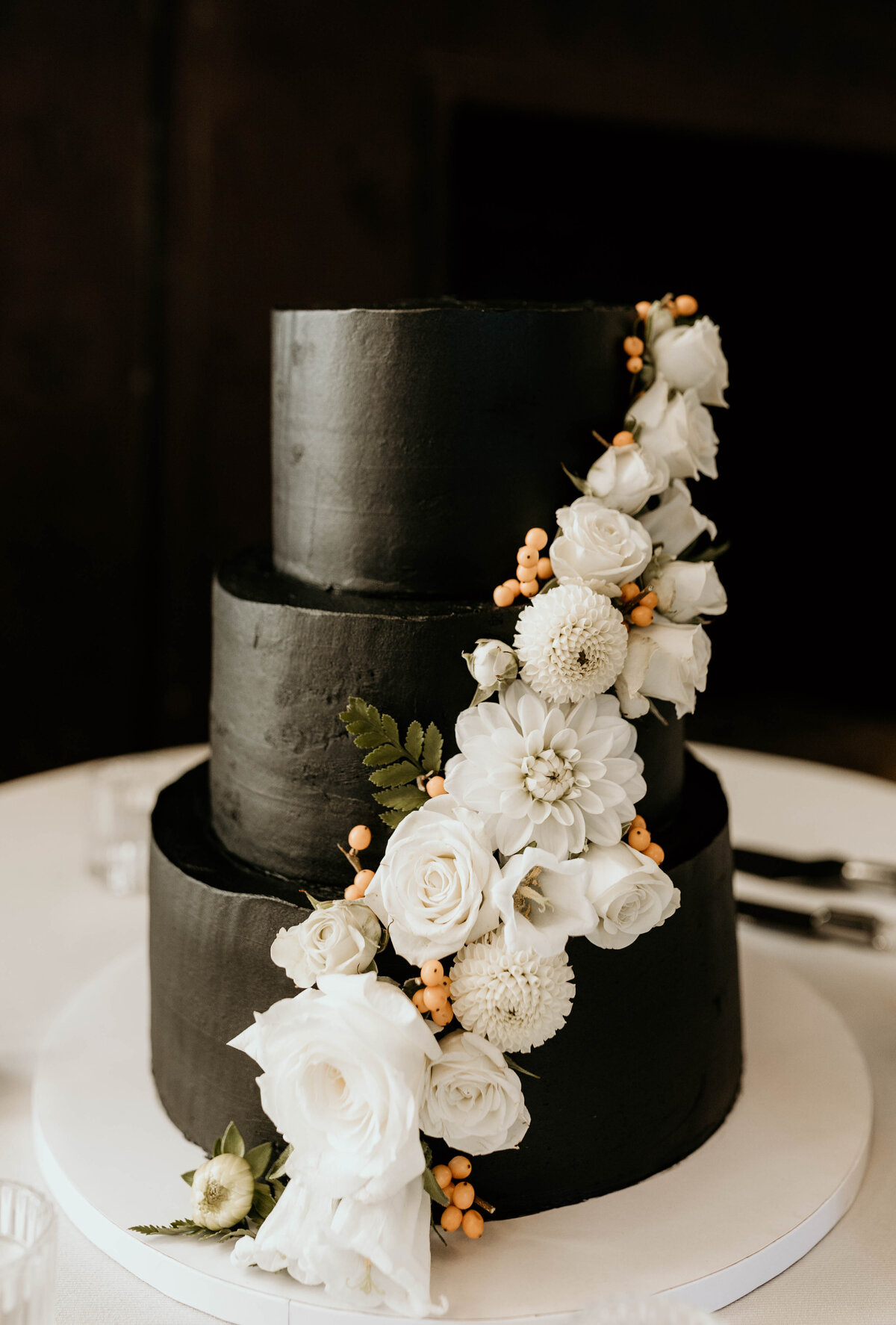 ct-october-elegant-black-wedding-cake-sarah-brehant-events