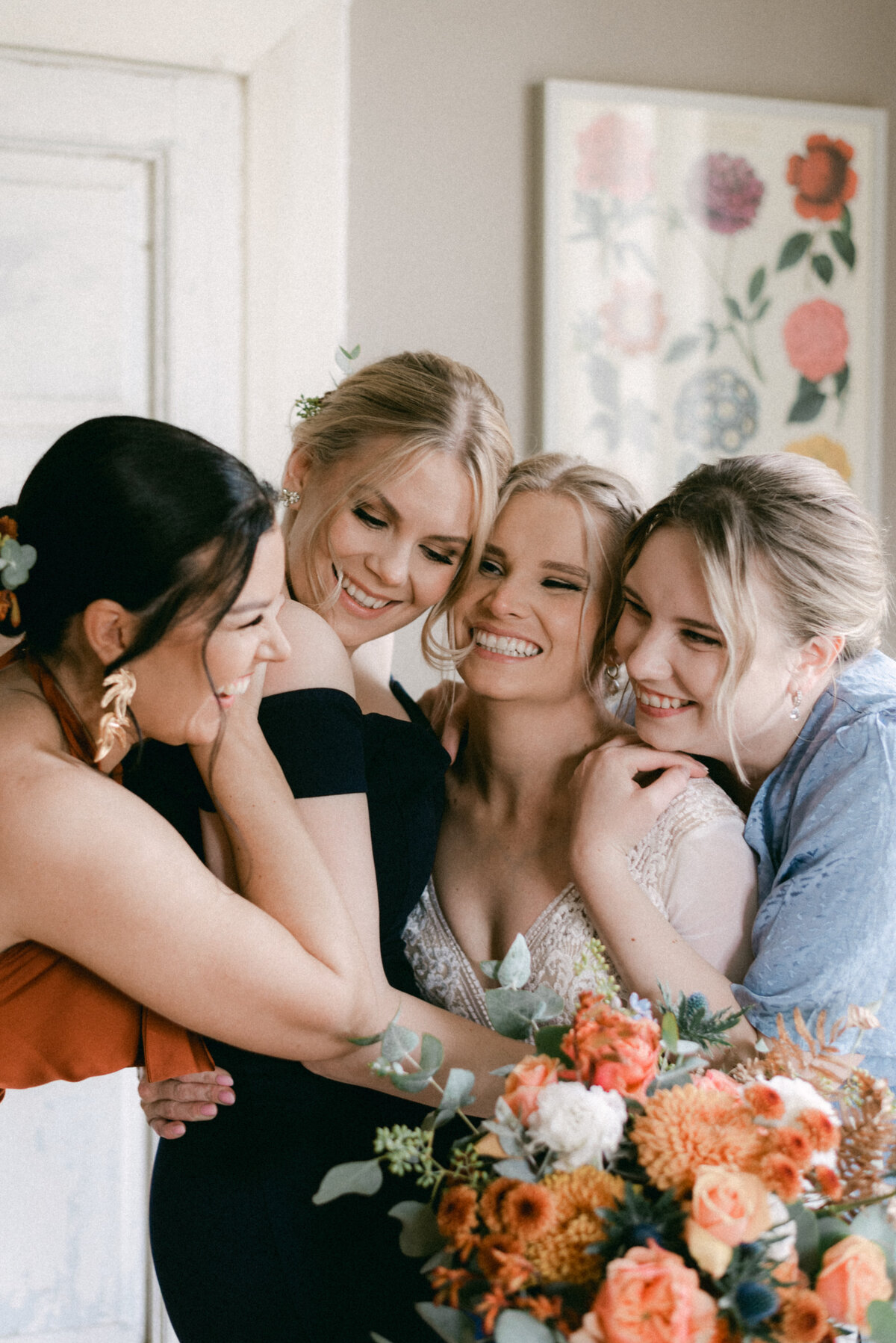 A portrait of the bride and her bridesmaids in Oitbacka gård captured by wedding photographer Hannika Gabrielsson in Finland