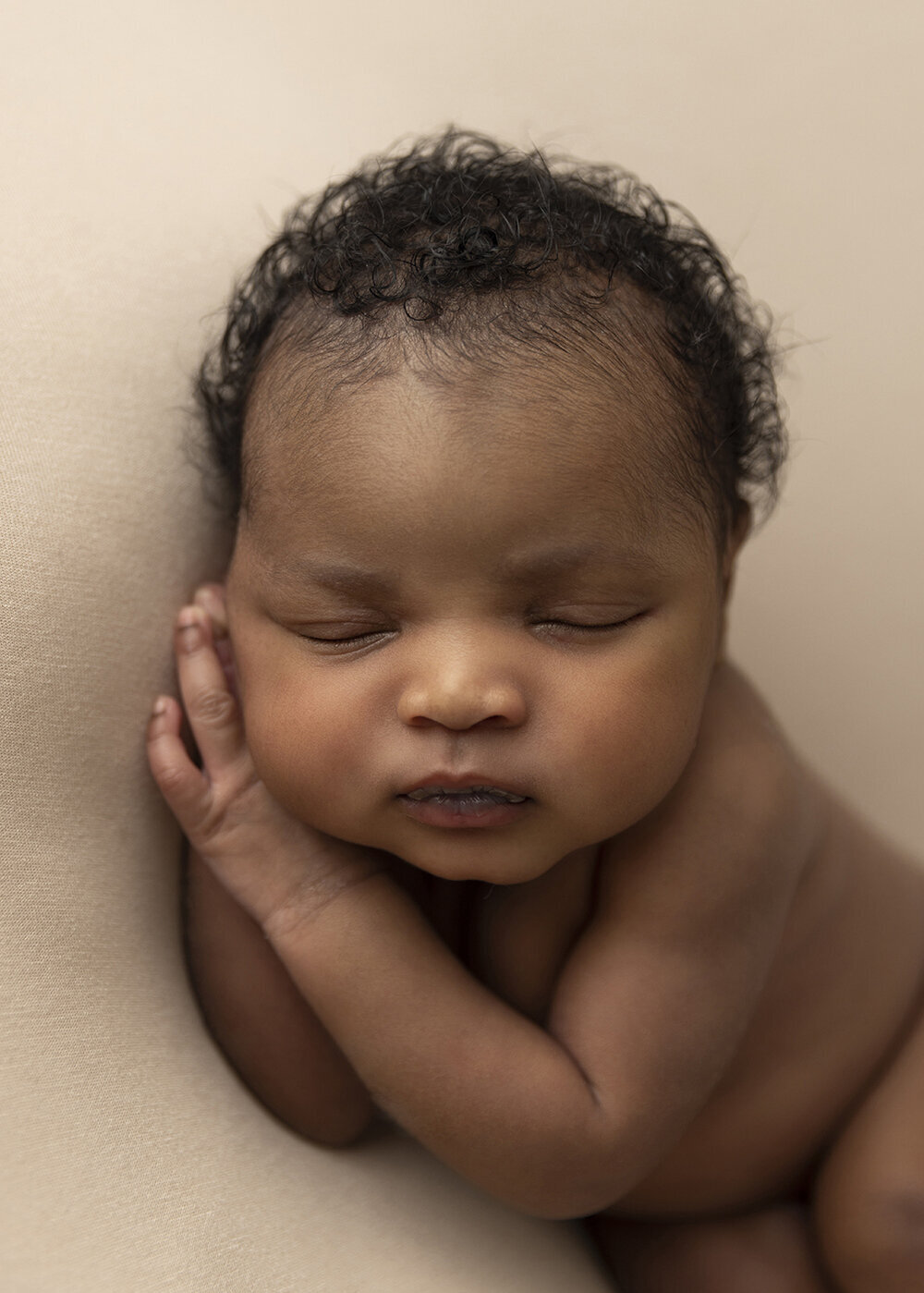 NEWBORN_BABYBOY_SIDELAYONHANDSHAIR
