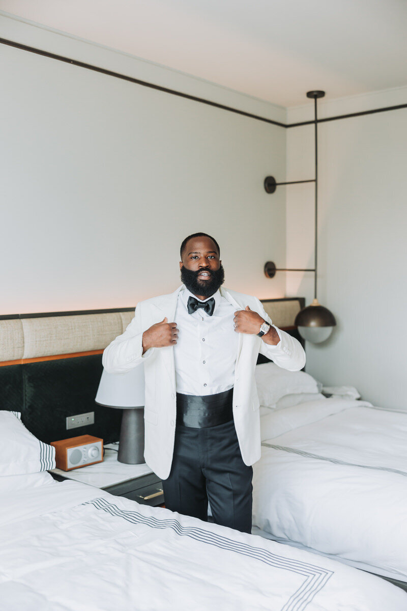 Historic-dekalb-courthouse-wedding-groom-ready_24