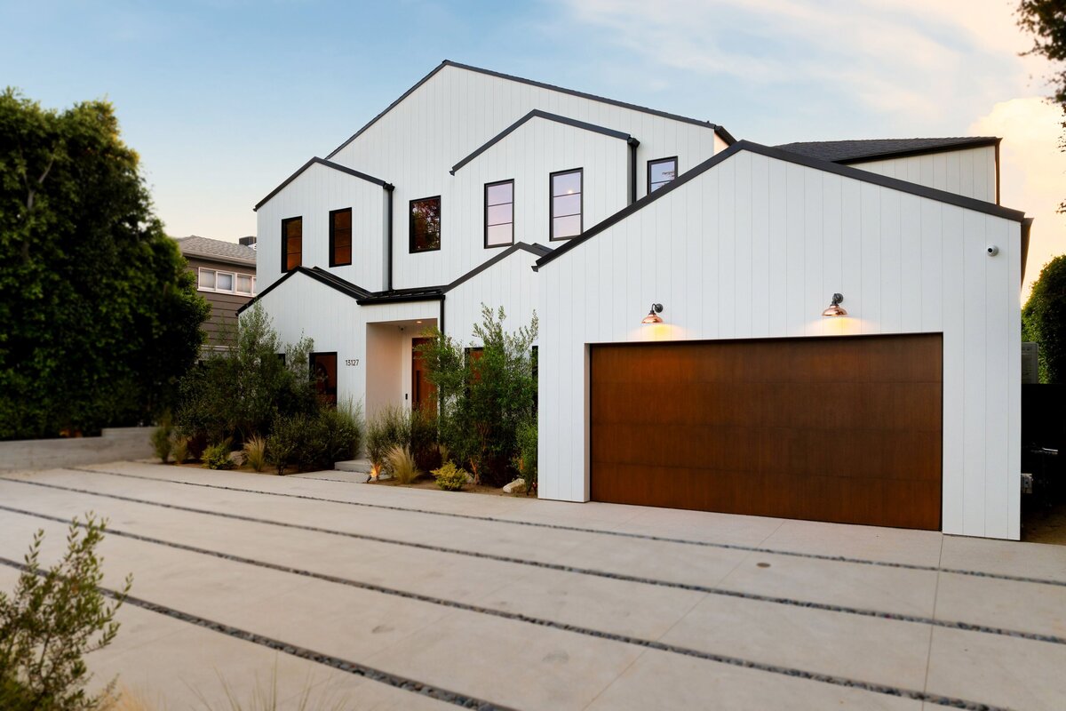 modern-white-house-with-wooden-garage-2025-02-10-06-52-06-utc