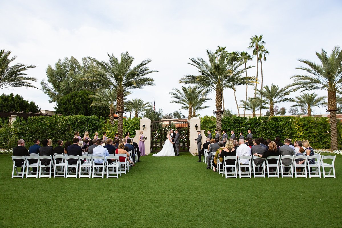 Wedding ceremony in the courtyard of The Scottsdale Resort by Arizona photographers PMA Photography.