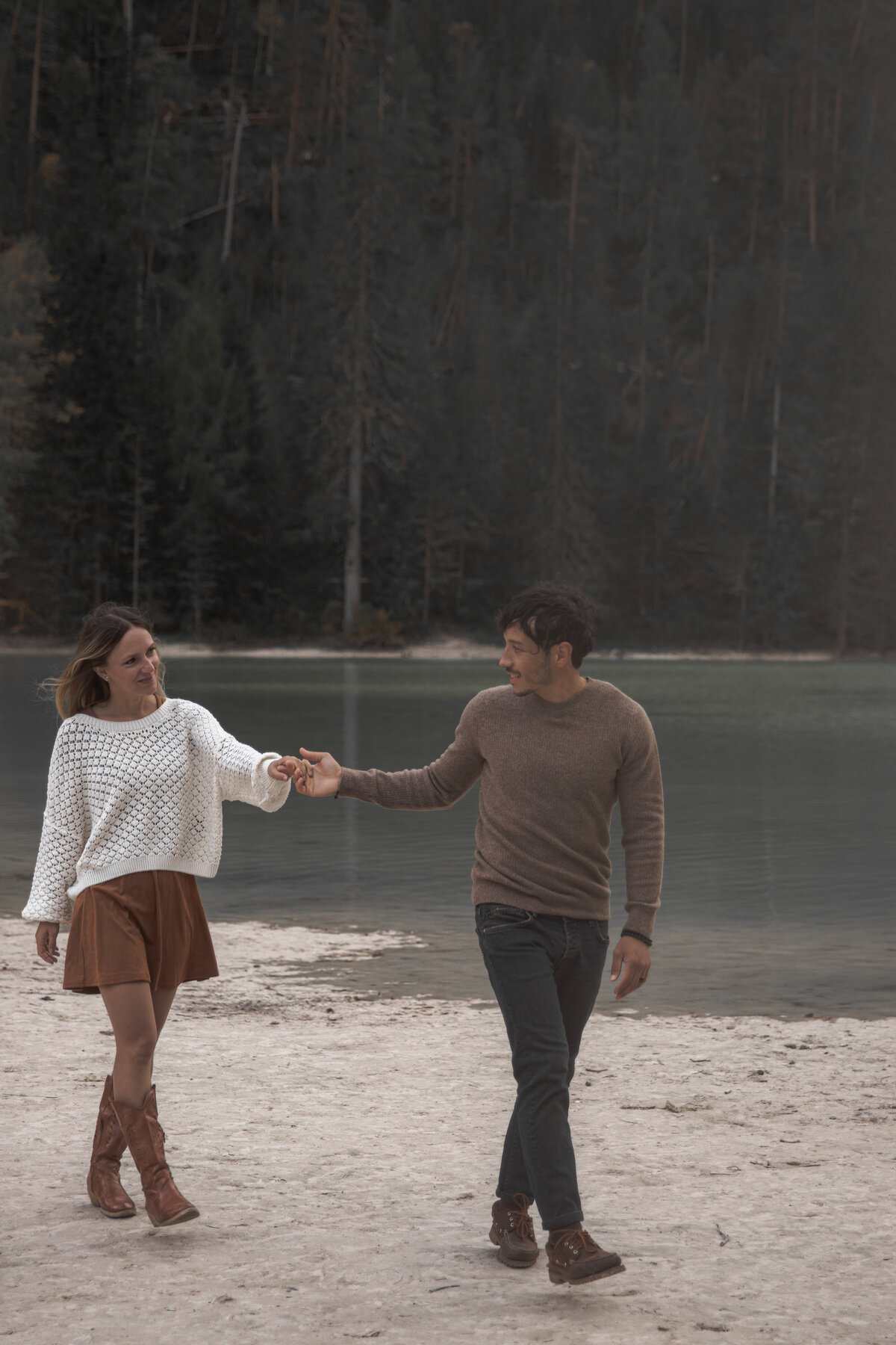 Romantic coupleshoot by the serene waters of the Dolomites