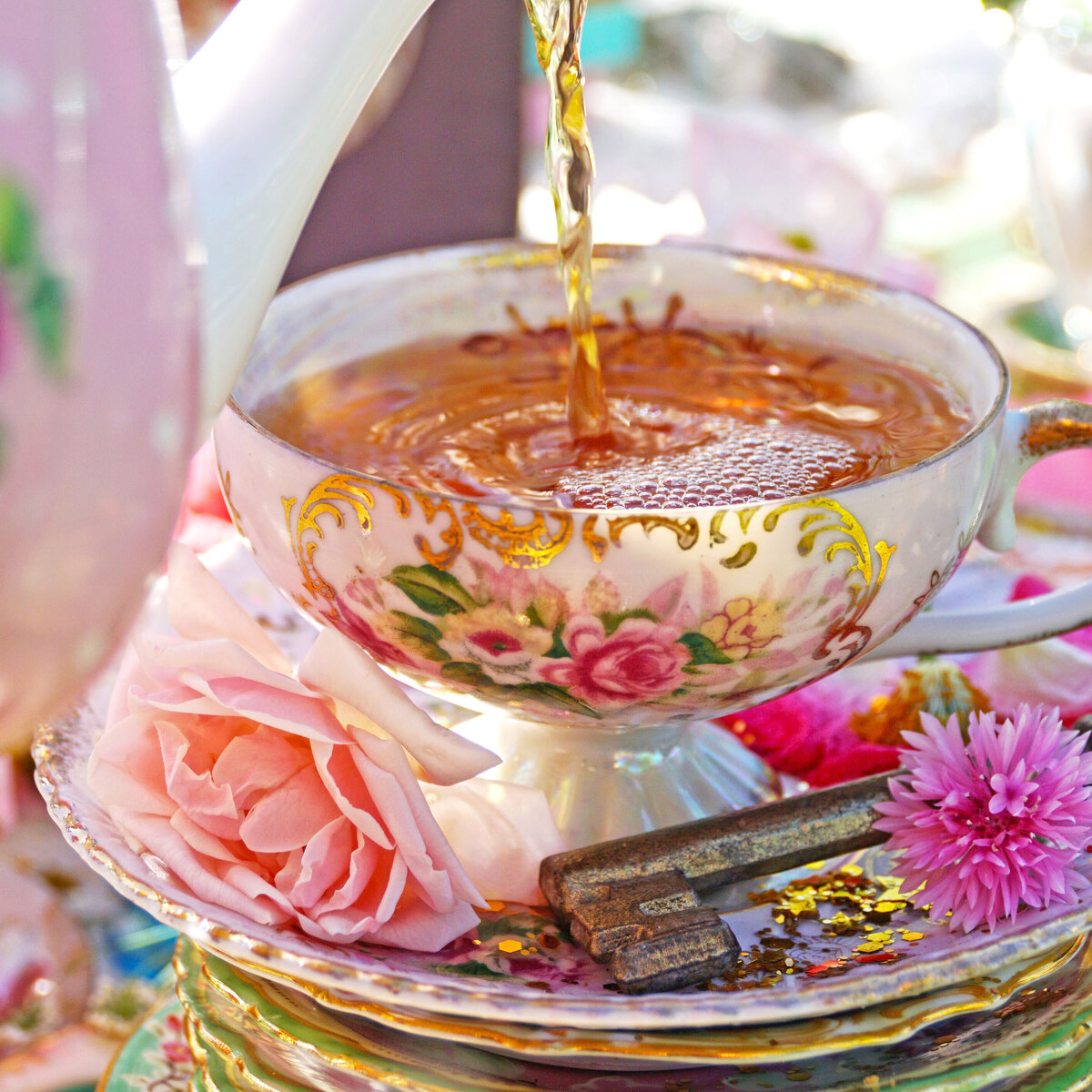 square tea cup pour
