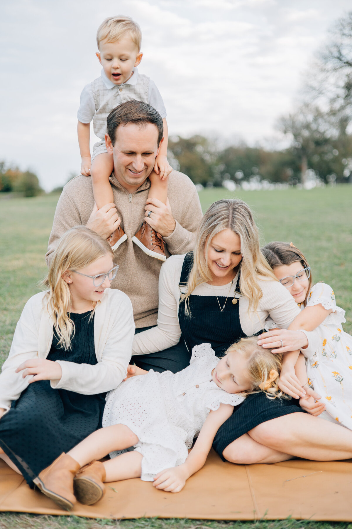 Outfoor fall family session with family of six in Flower Mound, TX