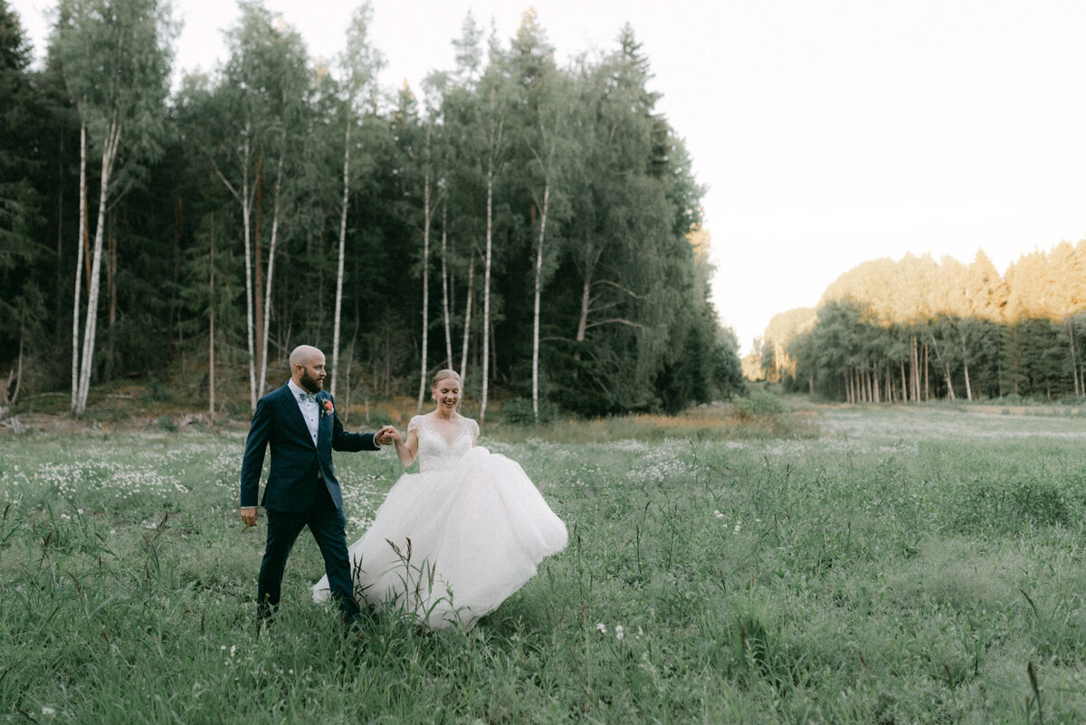 Hääkuvaajan ohjaama romanttinen hääkuva hääparista