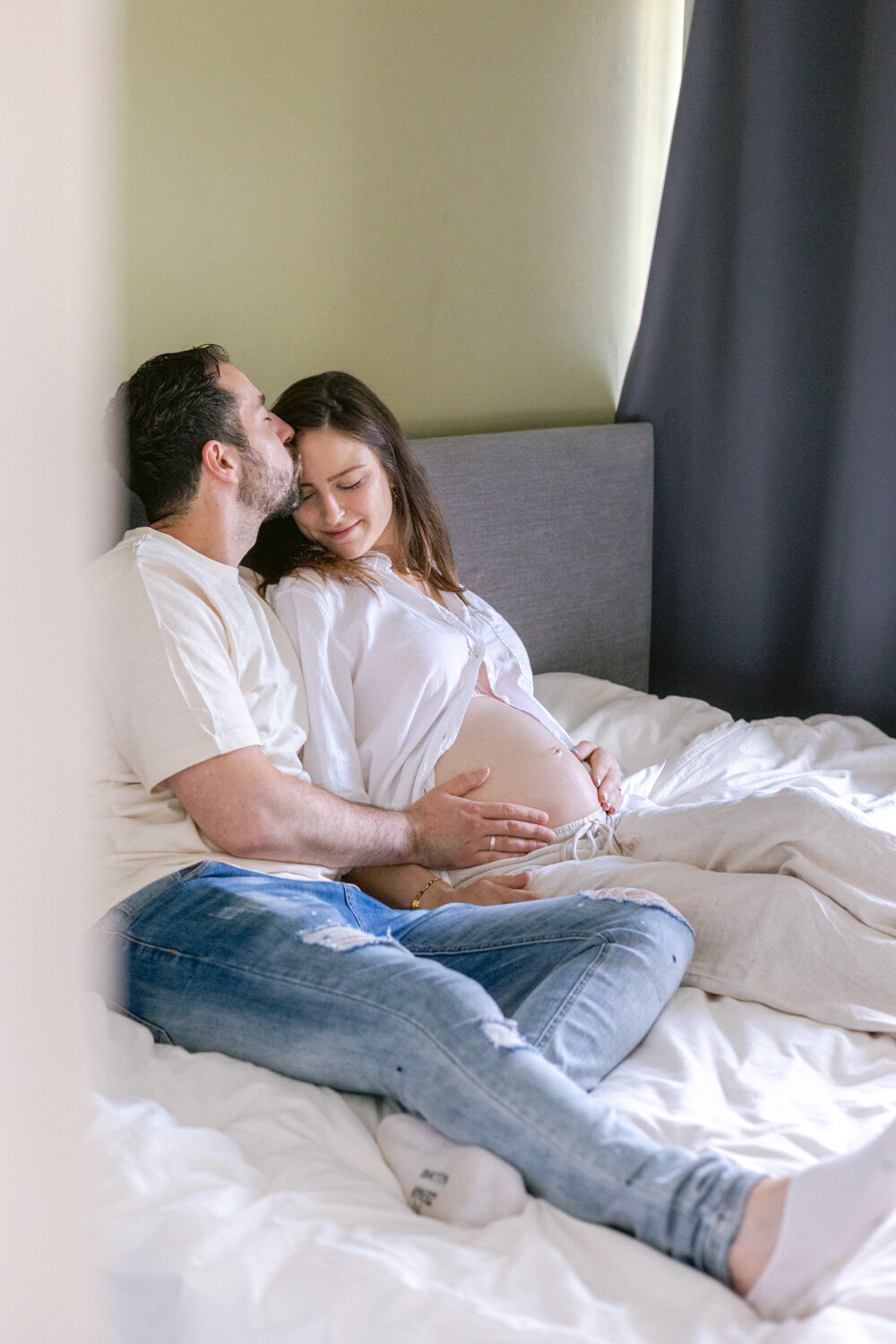 Zwangerschapsshoot aan huis in de slaapkamer. Irene Maris Fotografie Tilburg.