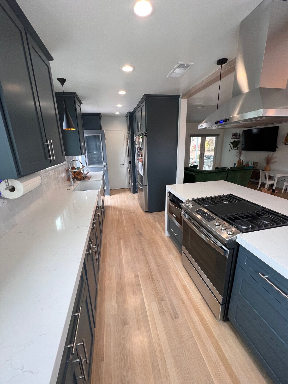 transitional-kitchen-black-lower-cabinets-white-countertops