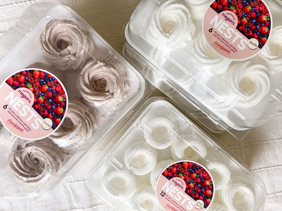 chocolate and vanilla flavoured meringue nests with berry packaging