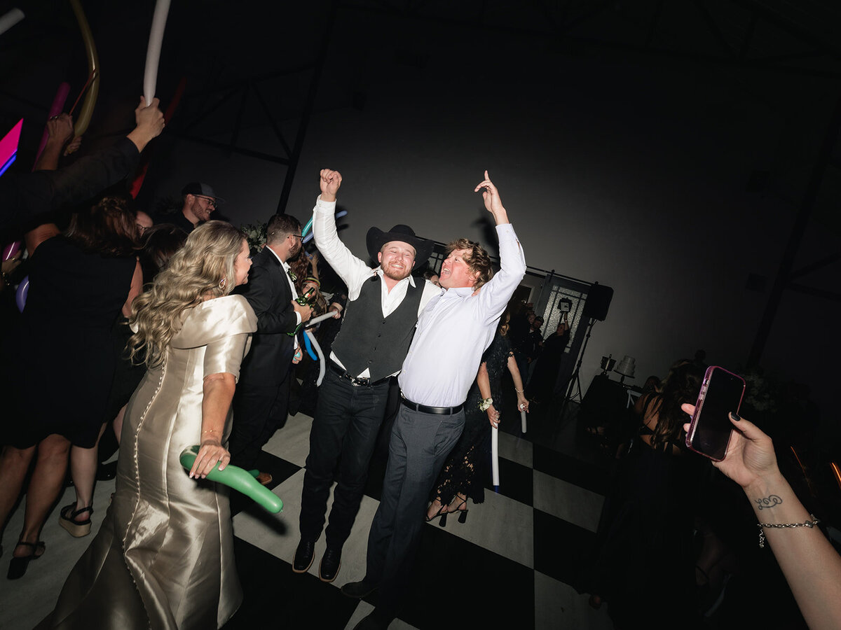 2025-10-11_DykesWeddingPreviews_MollyMurphyPhotography-137