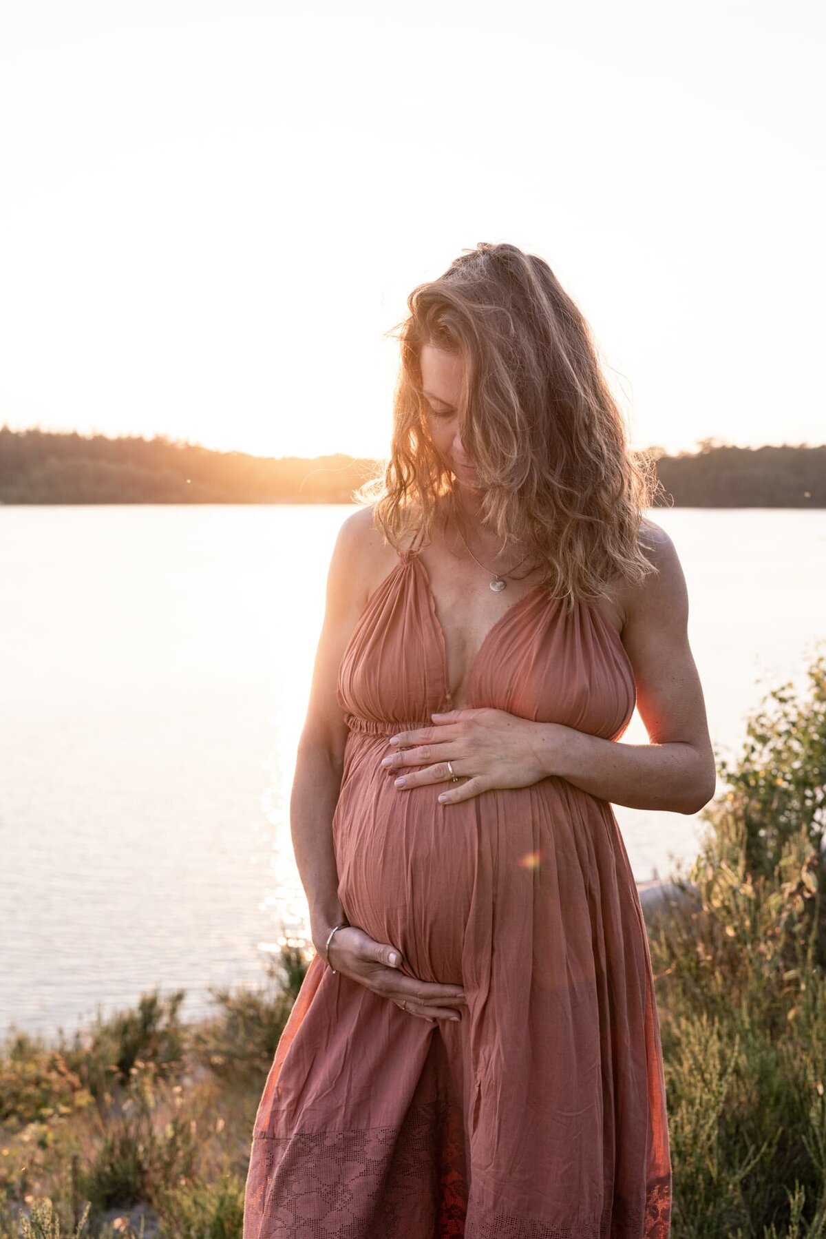 zwangerschaps fotograaf Drenthe, Groningen, Friesland - romantische intieme zwangerschapsshoot bij het water met zonsondergang.
