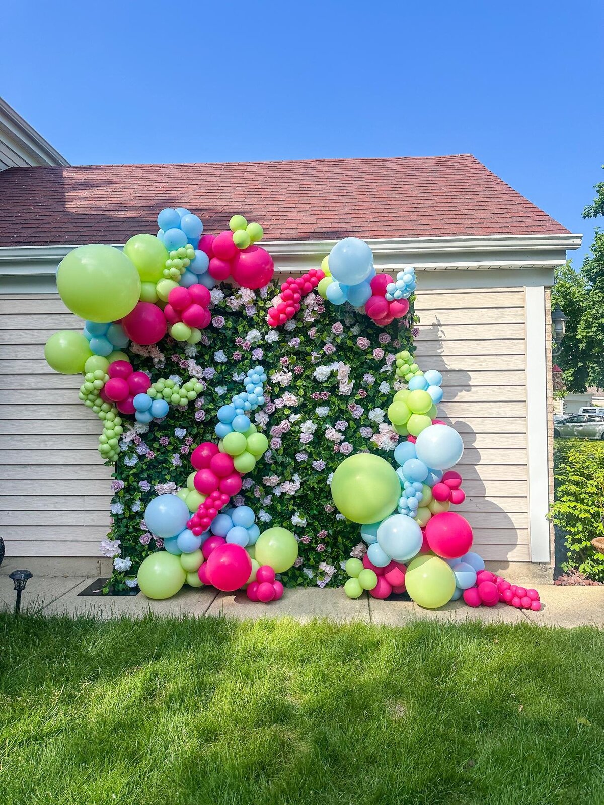 floral and balloon wall in Chicago