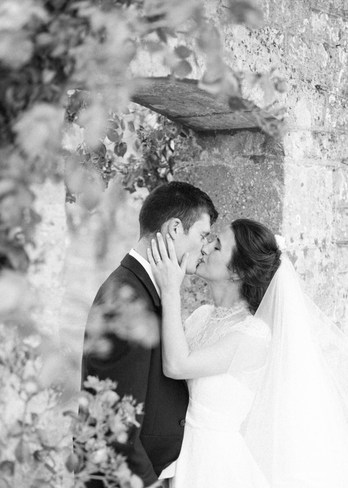 chloe-winstanley-weddings-wiltshire-hatch-house-couple-kiss-black-white
