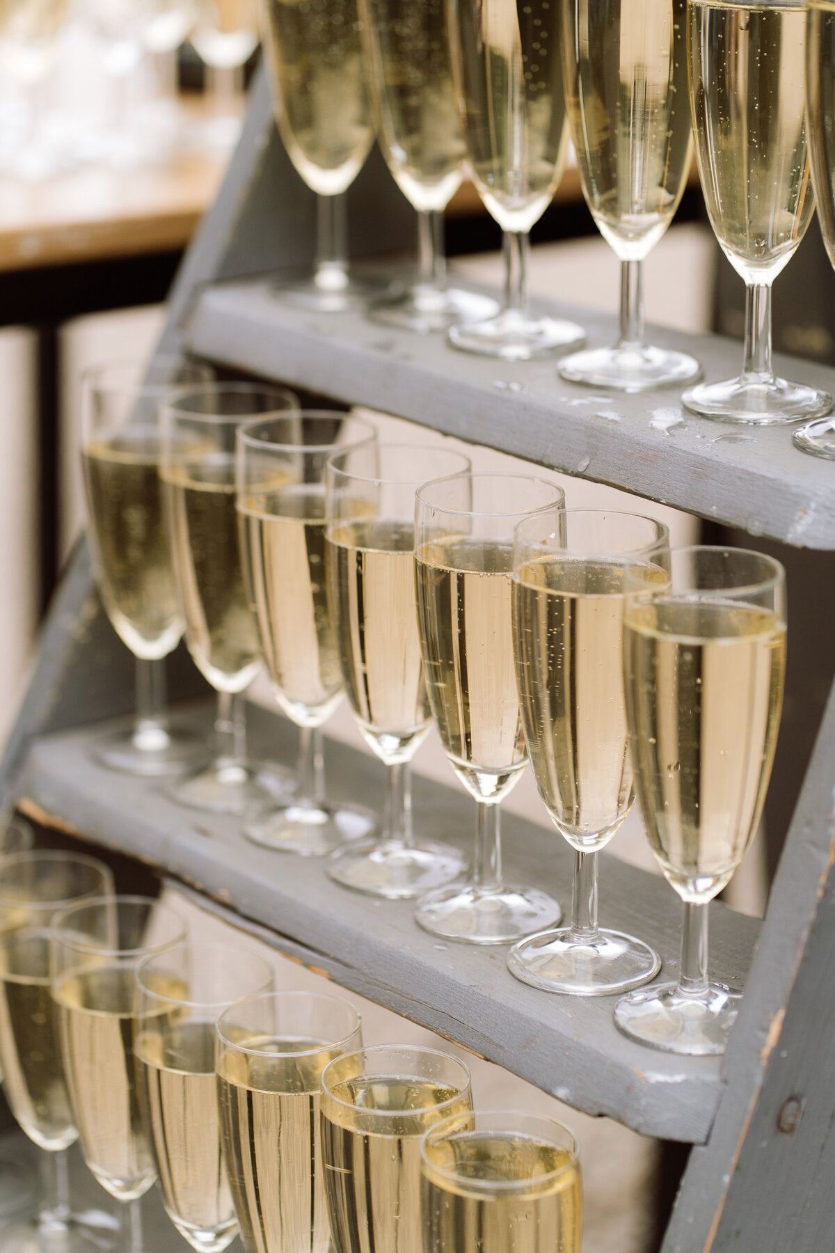 Romantische herfstbruiloft bij Slot Doddendael - borrel - champagne glazen 