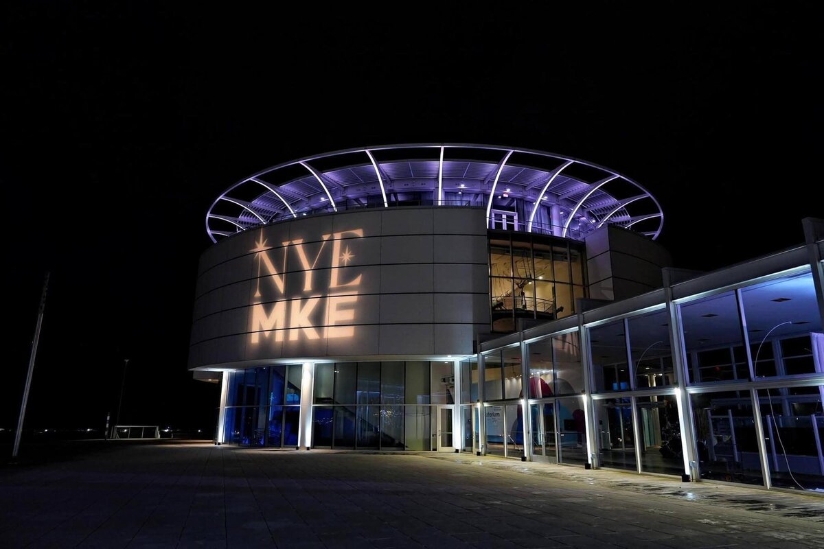 exterior-building-logo-light-projection-discovery-world