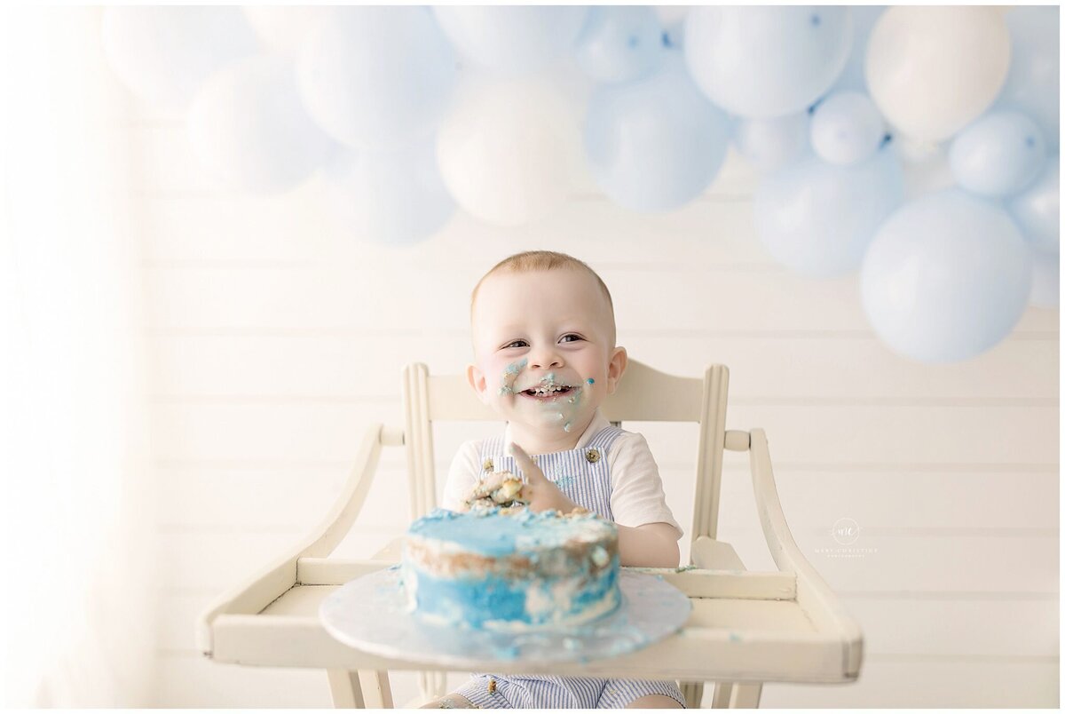 A boy celebrating his birthday with an Akron cake smash photo session