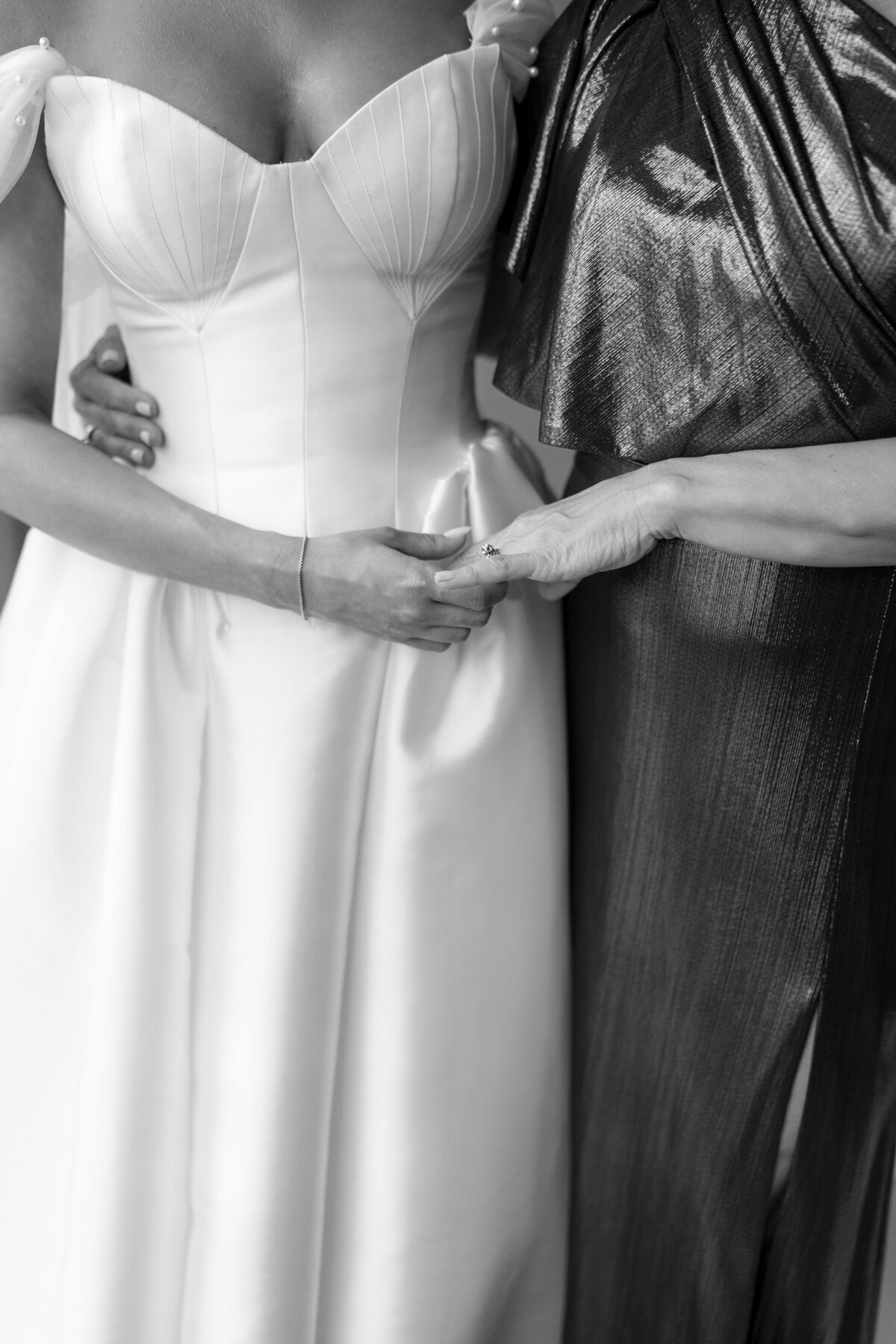 Aspen-Avenue-Berlez-Chicago-Wedding-Photographer-Great-Events-Epic-Events-Rockwell-on-the-River-Entertaining-Company-Jewish-Wedding-Editorial-38