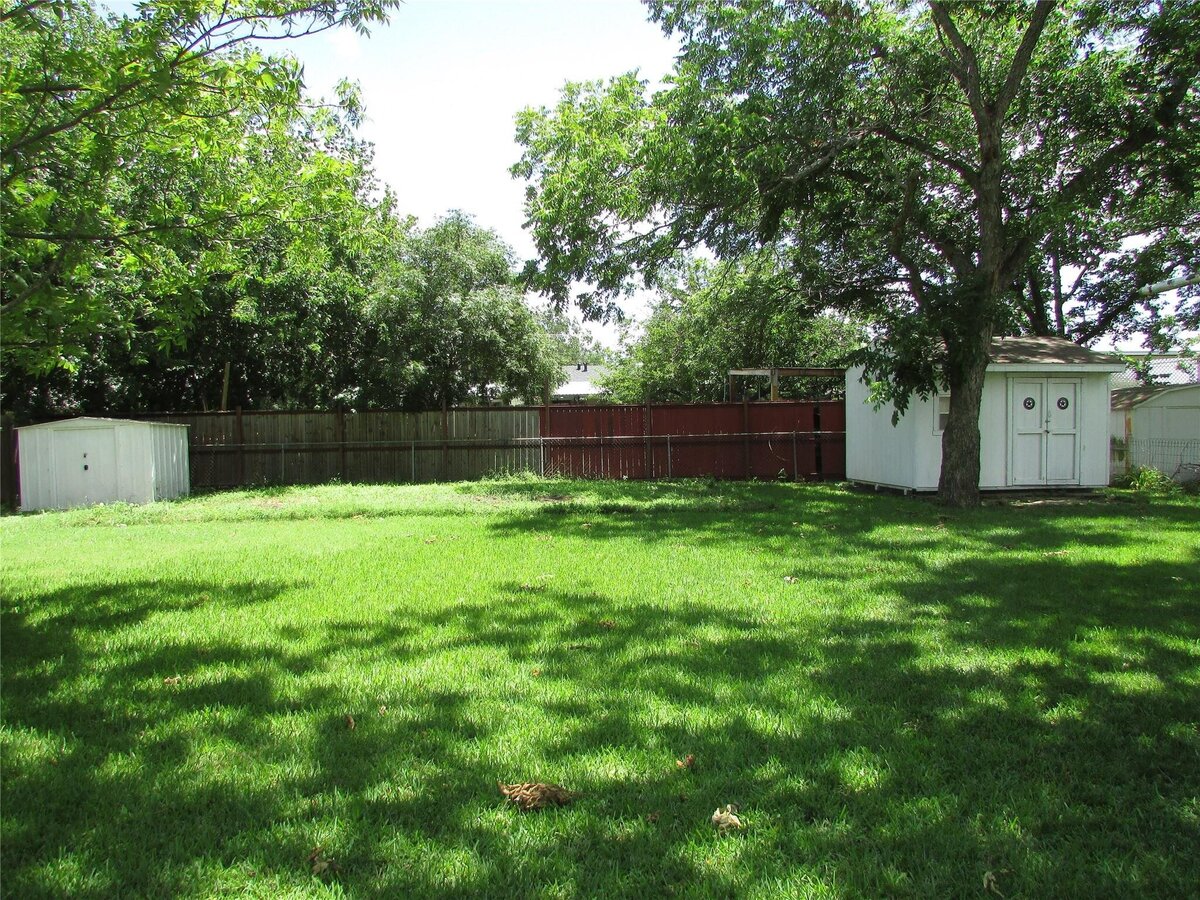 21 Fenced back