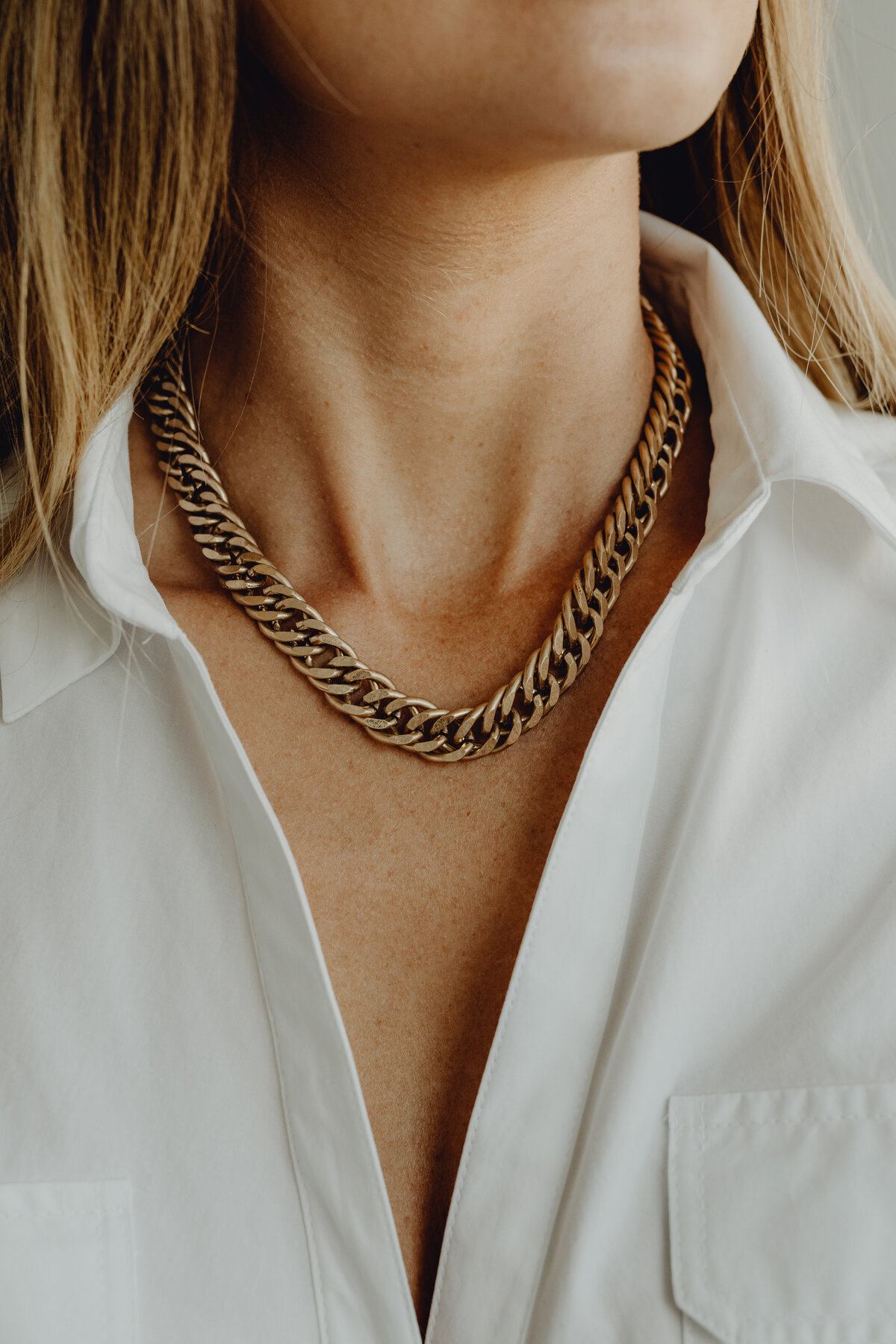 kaboompics_NECKLACE WITH MEDIUM CURB CHAIN - gold - golden - jewelry