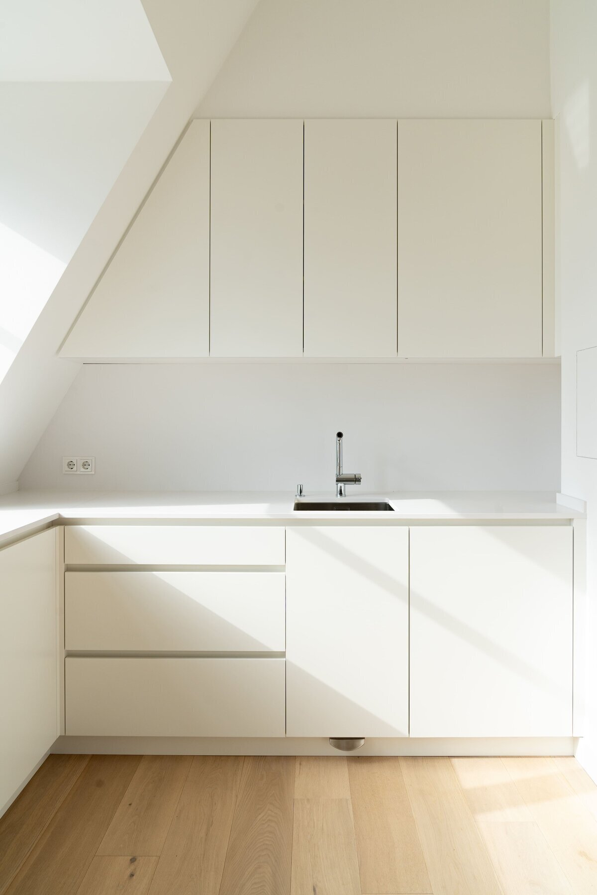Von-Dach-bis-Keller-moderne-kueche-weiss-dachschraege